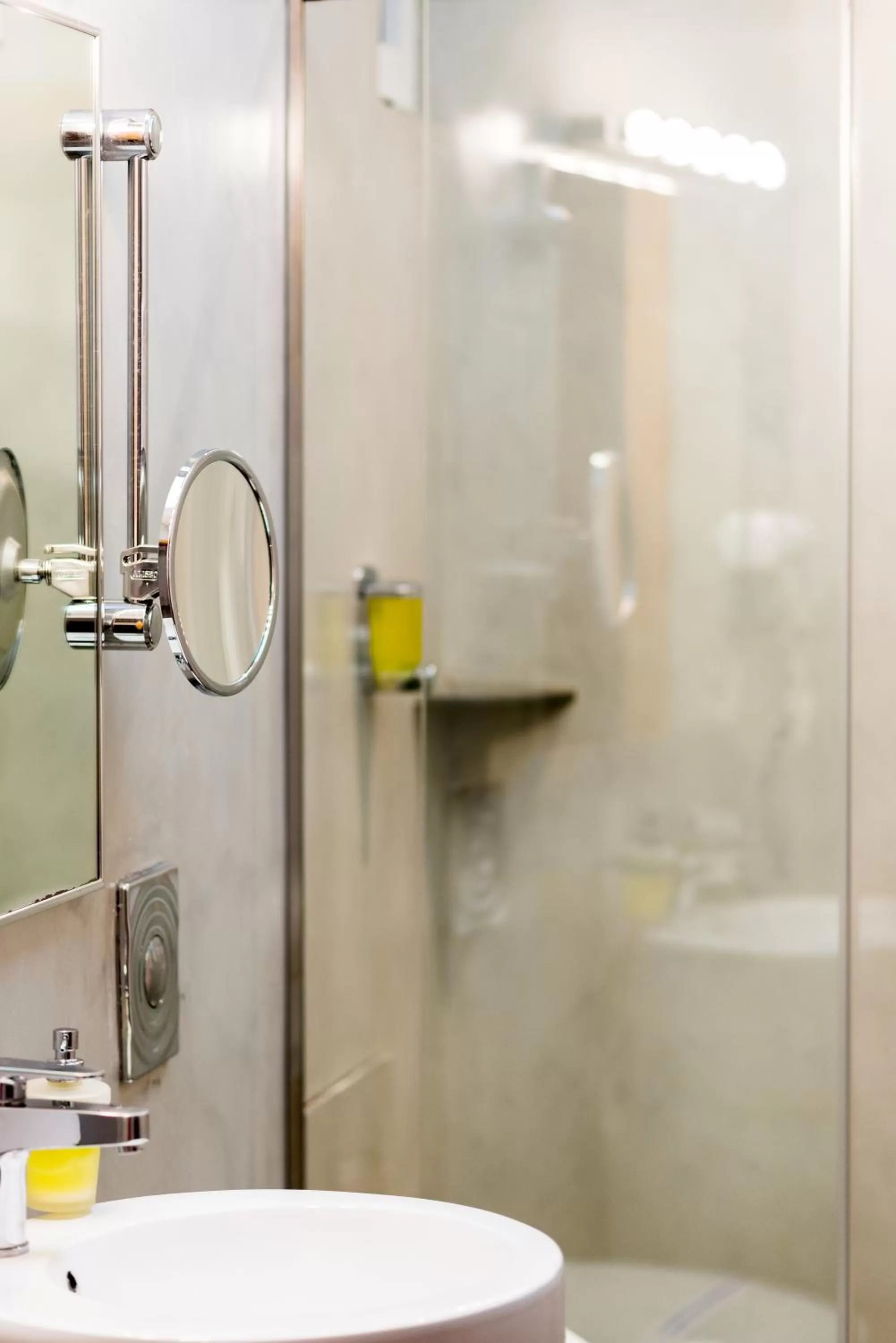 Shower in Kastro Hotel