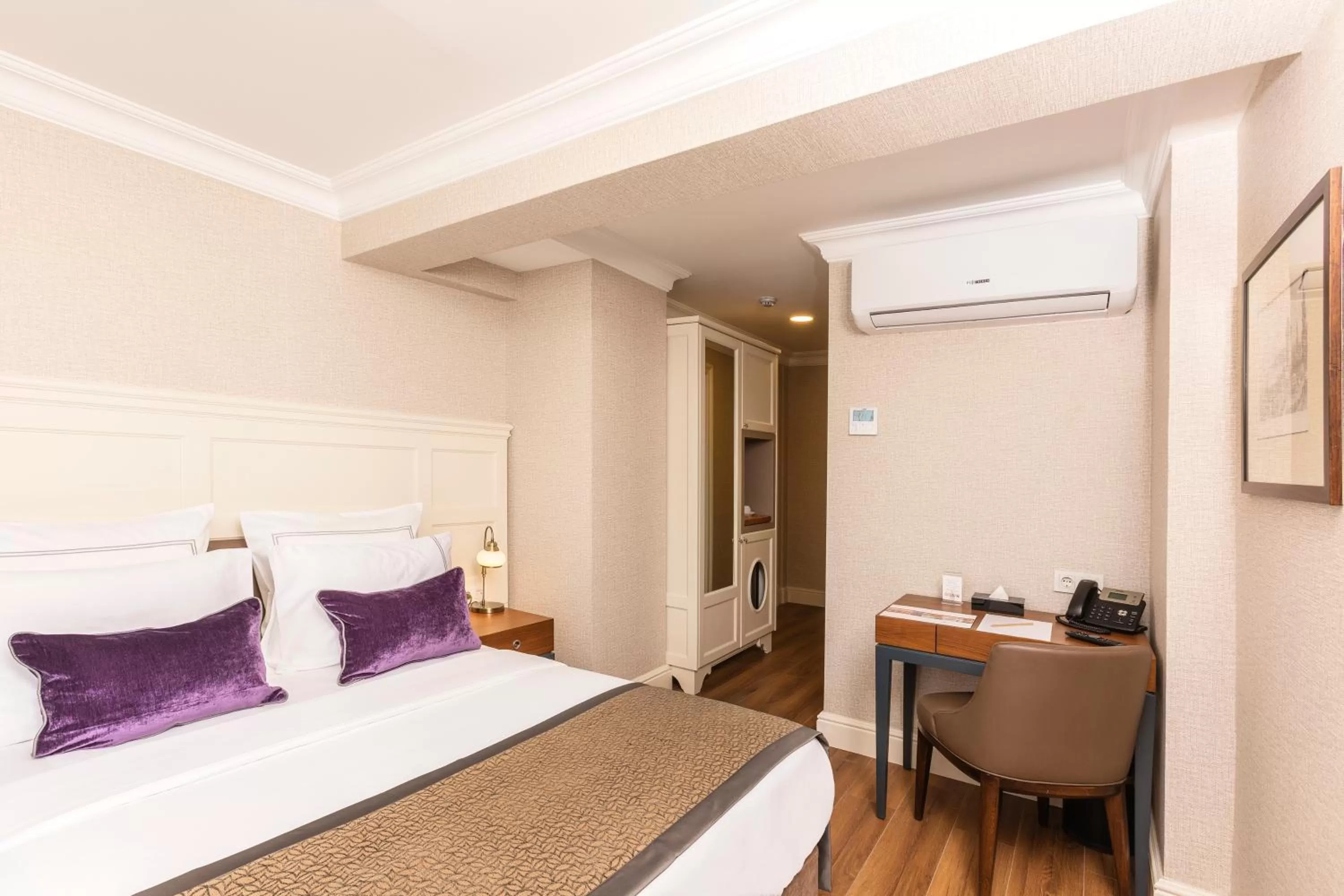 Photo of the whole room, Bed in Meroddi La Porta