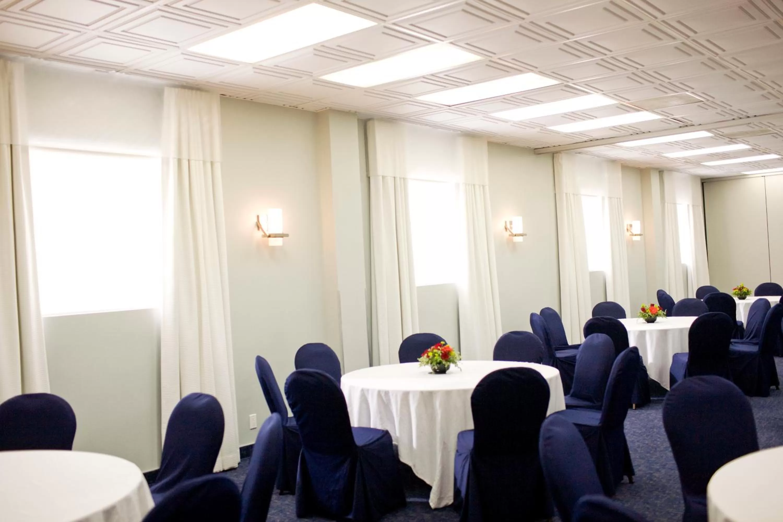 Restaurant/places to eat in Hotel Current