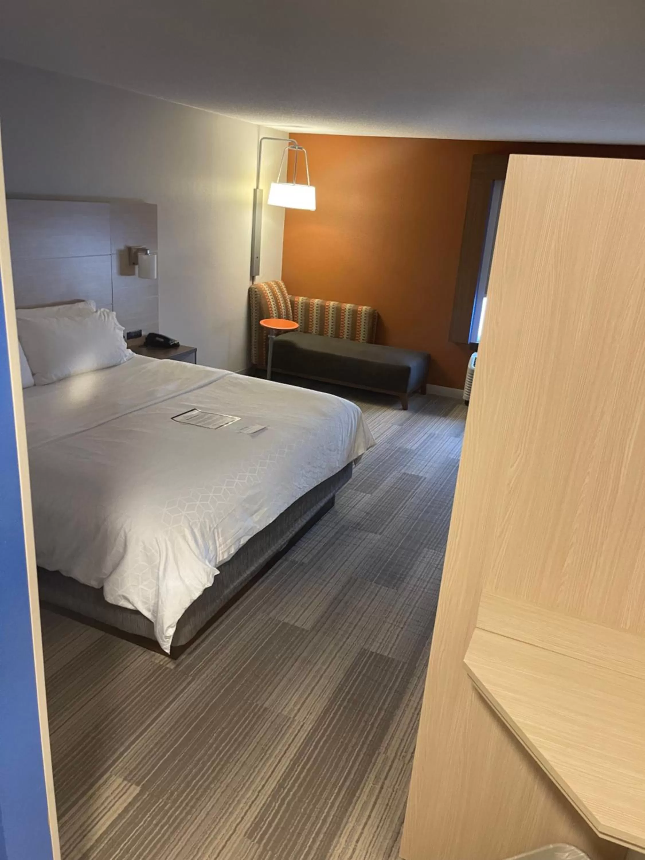 Seating area, Bed in Holiday Inn Express Cedar Rapids - Collins Road by IHG