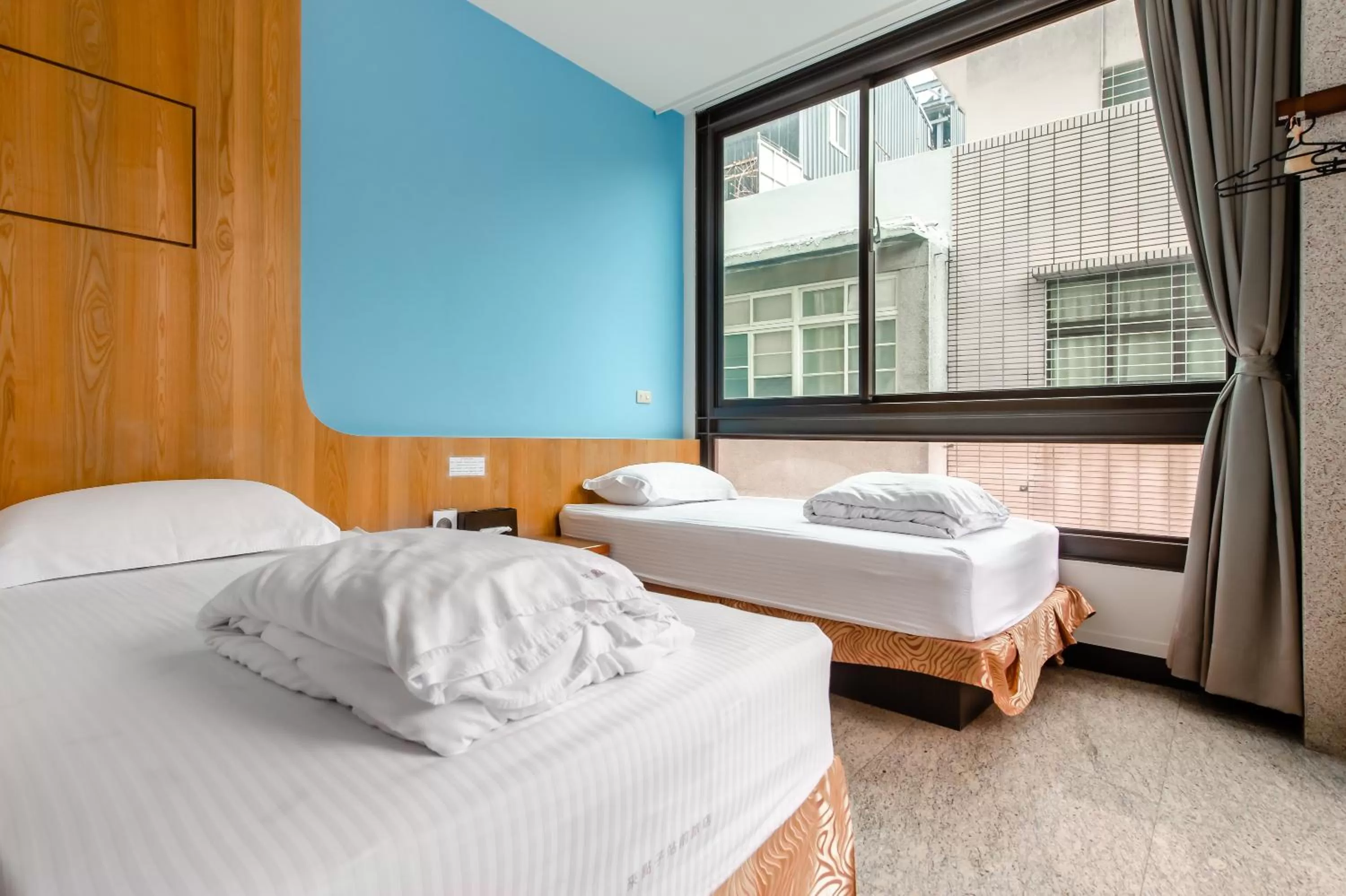 Photo of the whole room, Bed in lightness Station Inn