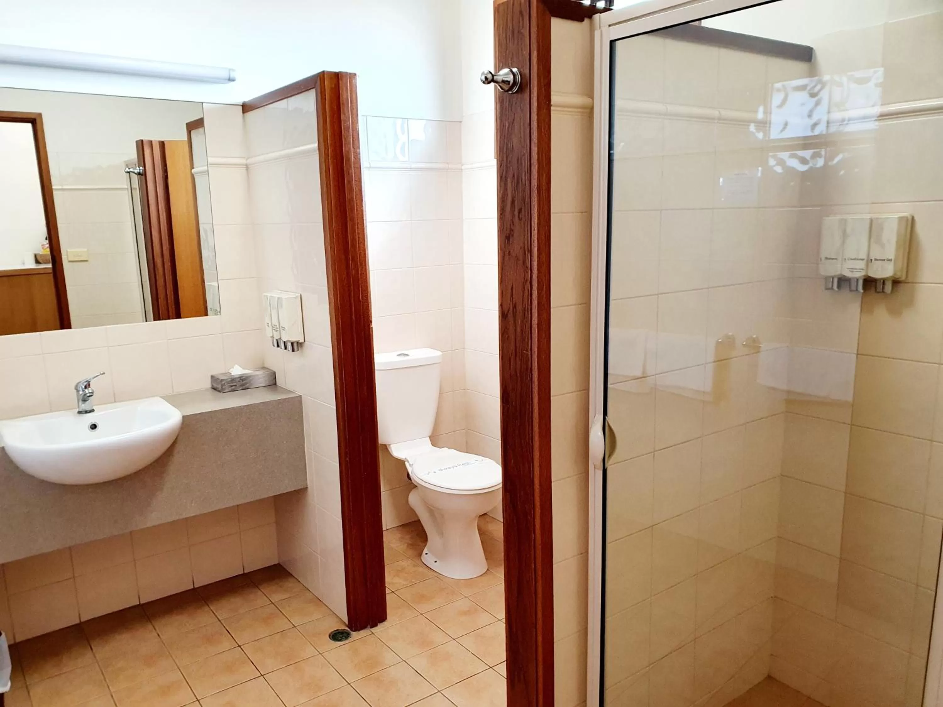 Bathroom in Golden Grain Motor Inn