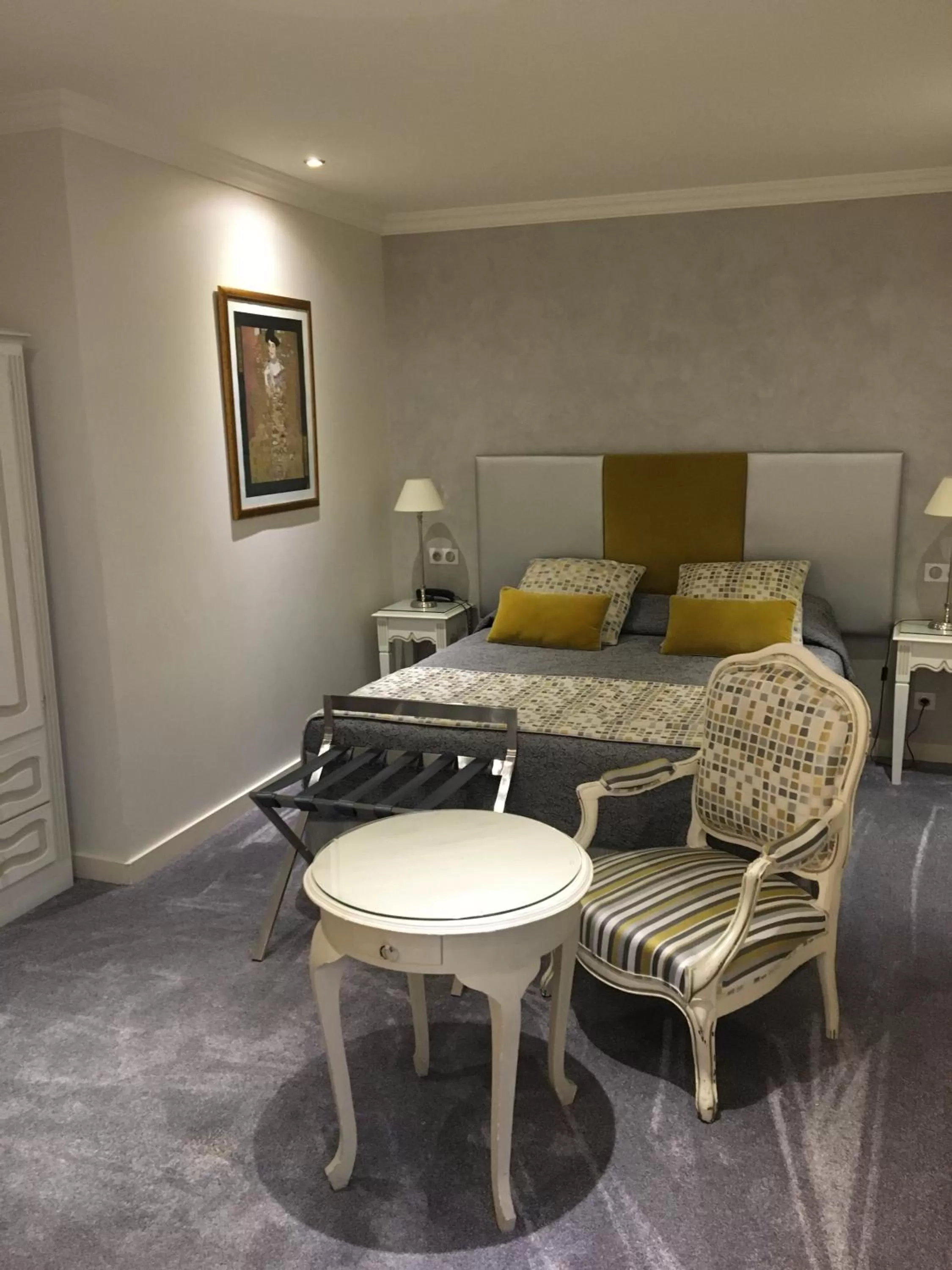 Photo of the whole room, Bed in Grand Hotel des Terreaux