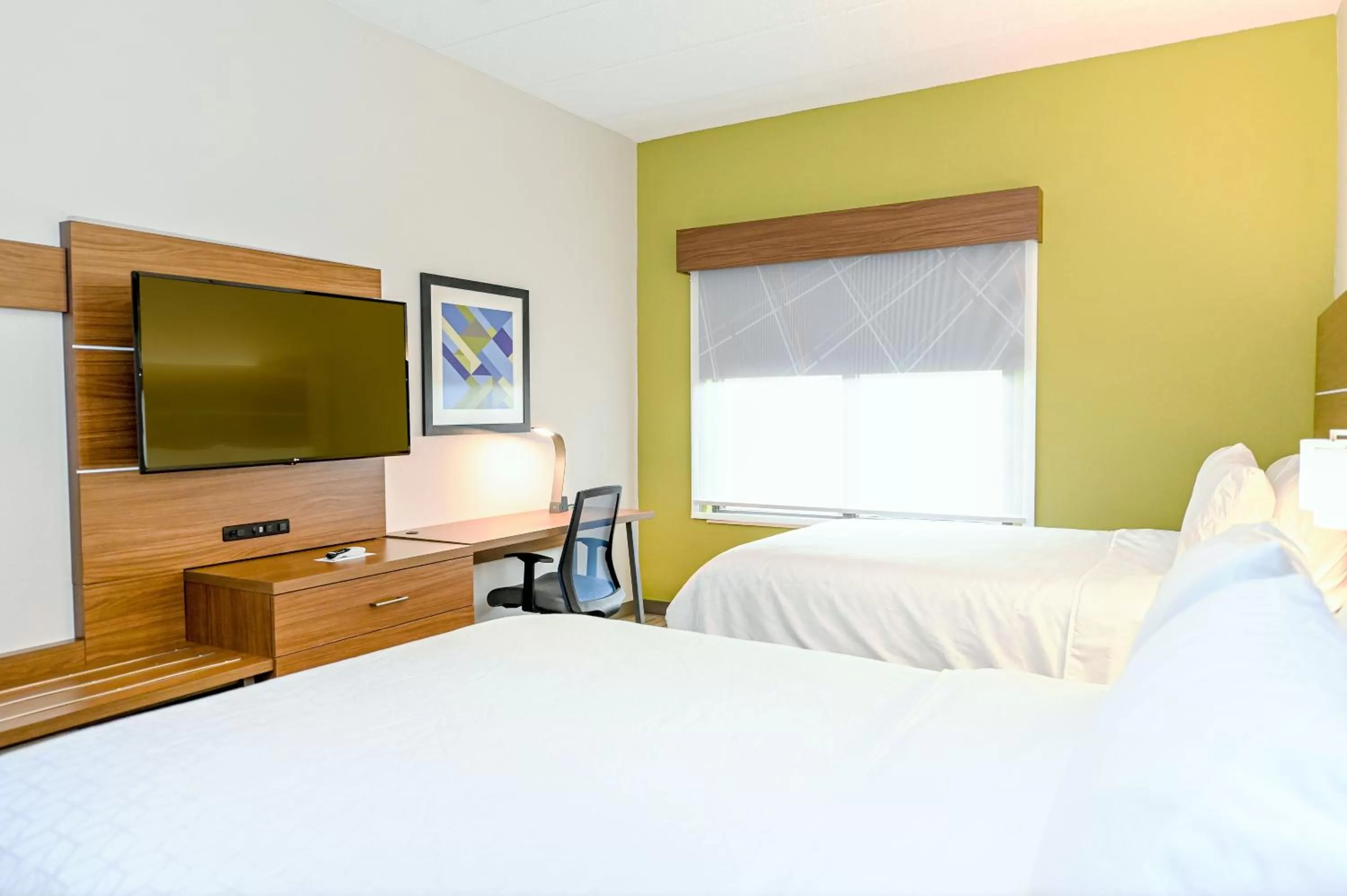 Photo of the whole room, Bed in Holiday Inn Express Richmond Airport by IHG