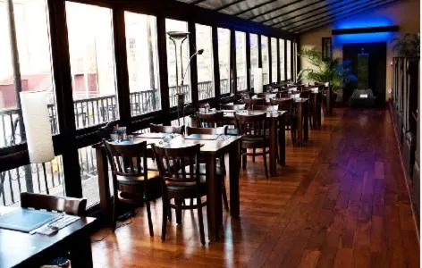 Restaurant/places to eat in The City Hotel