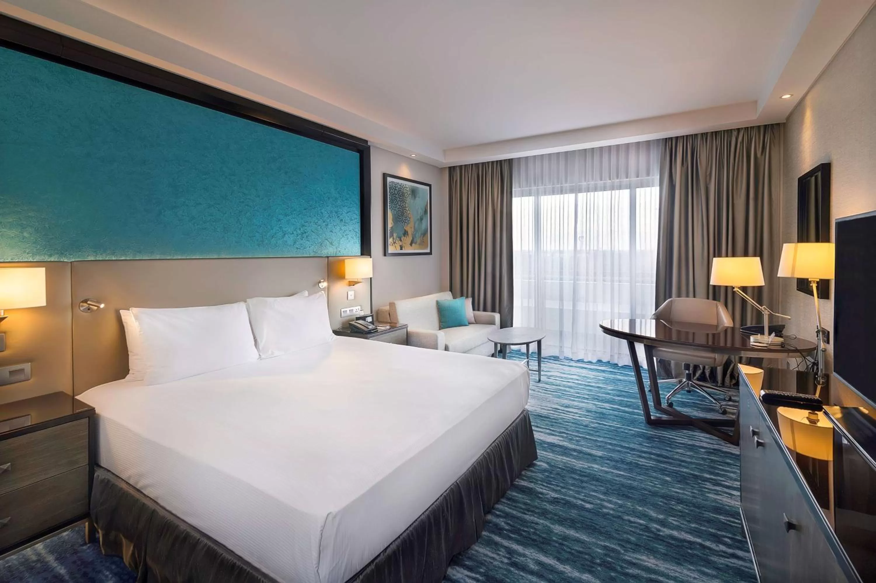 TV and multimedia, Bed in Radisson Blu Hotel & Resort, Al Ain