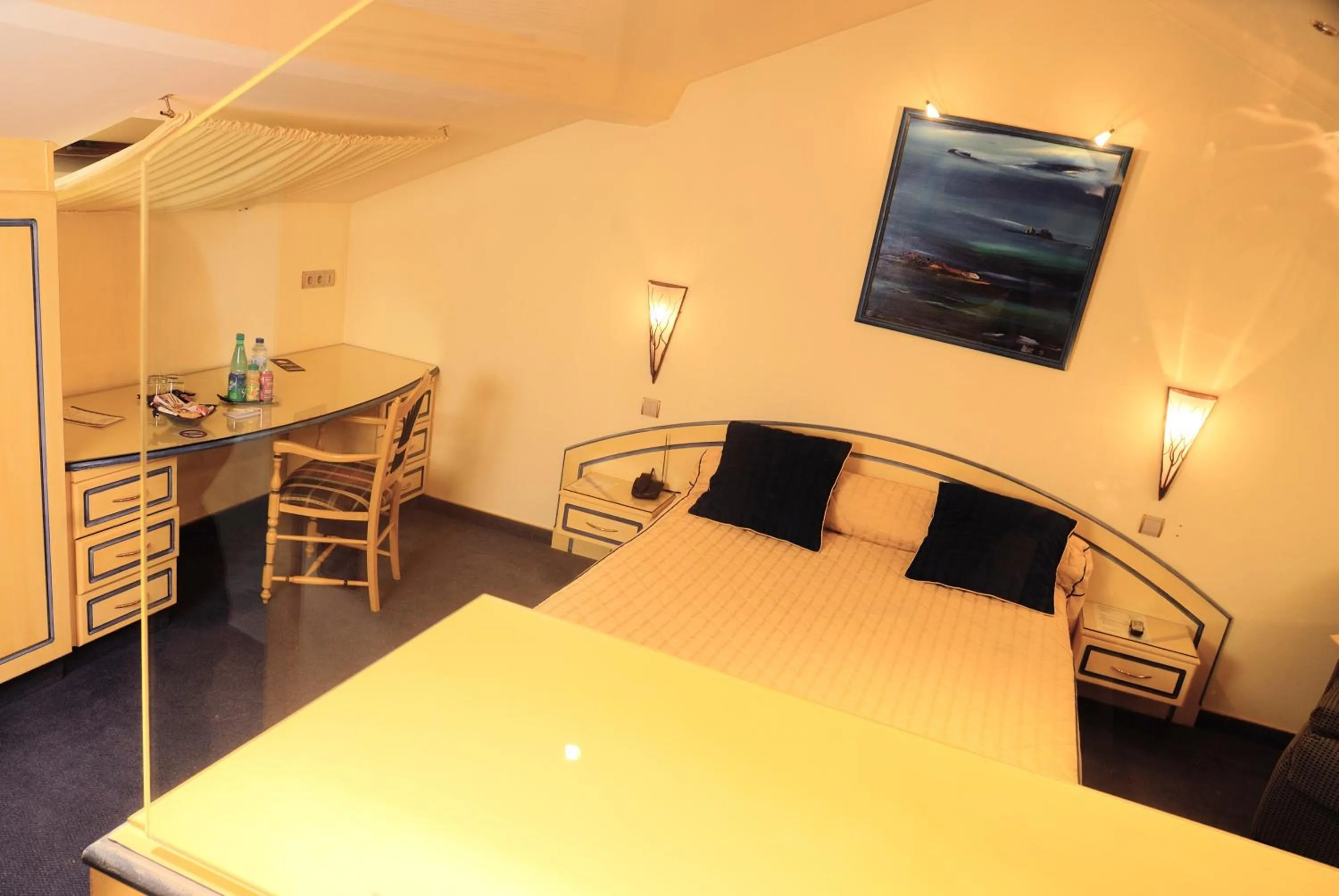 Photo of the whole room, Bed in Les Reflets Jaunes