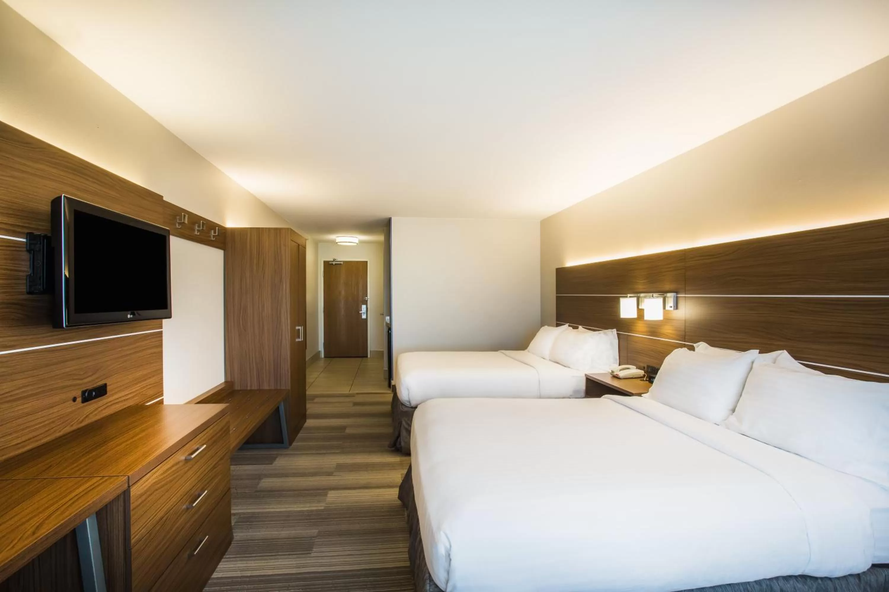 Photo of the whole room, Bed in Holiday Inn Express Hotel & Suites Cedar City by IHG