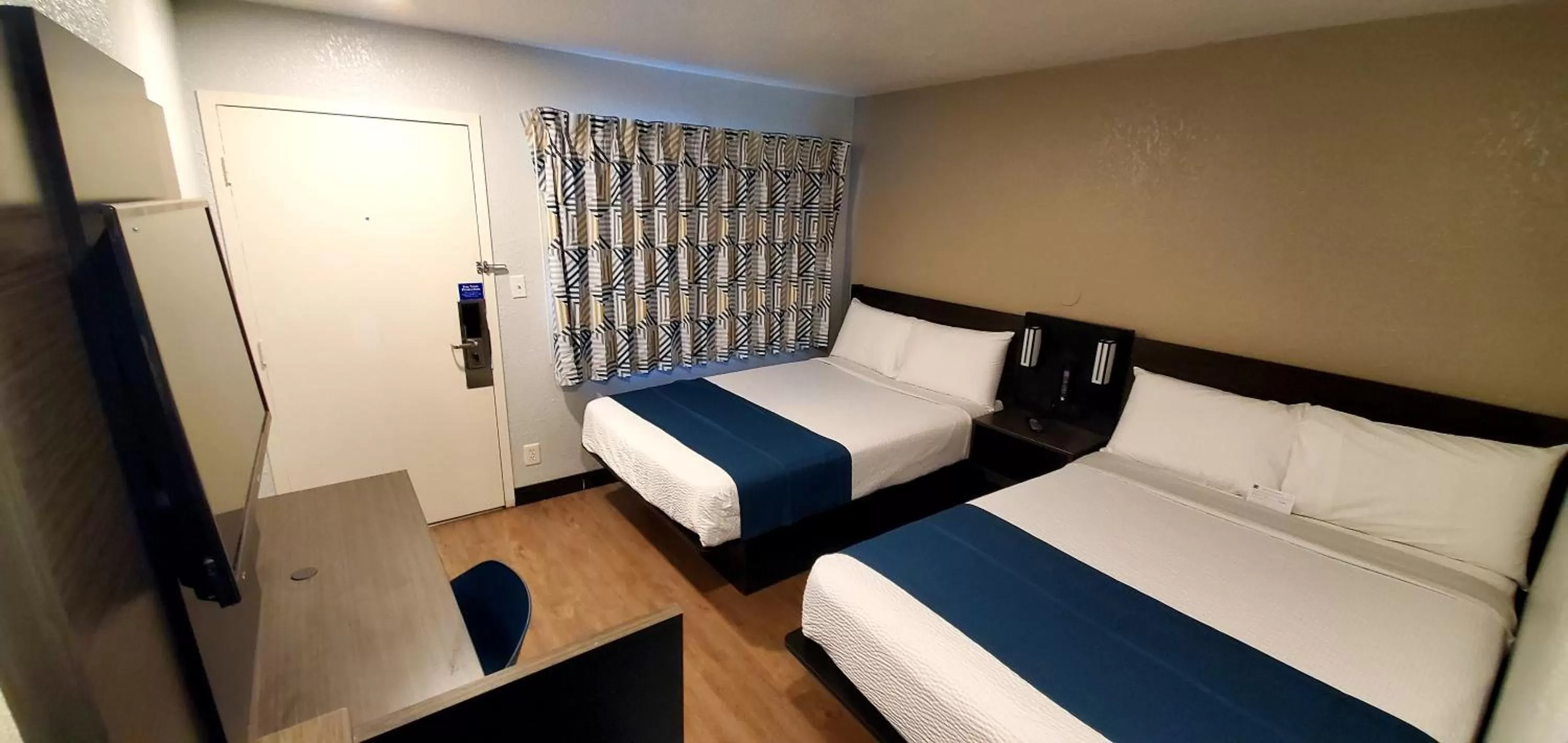 Bedroom, Bed in Motel 6-Palmdale, CA