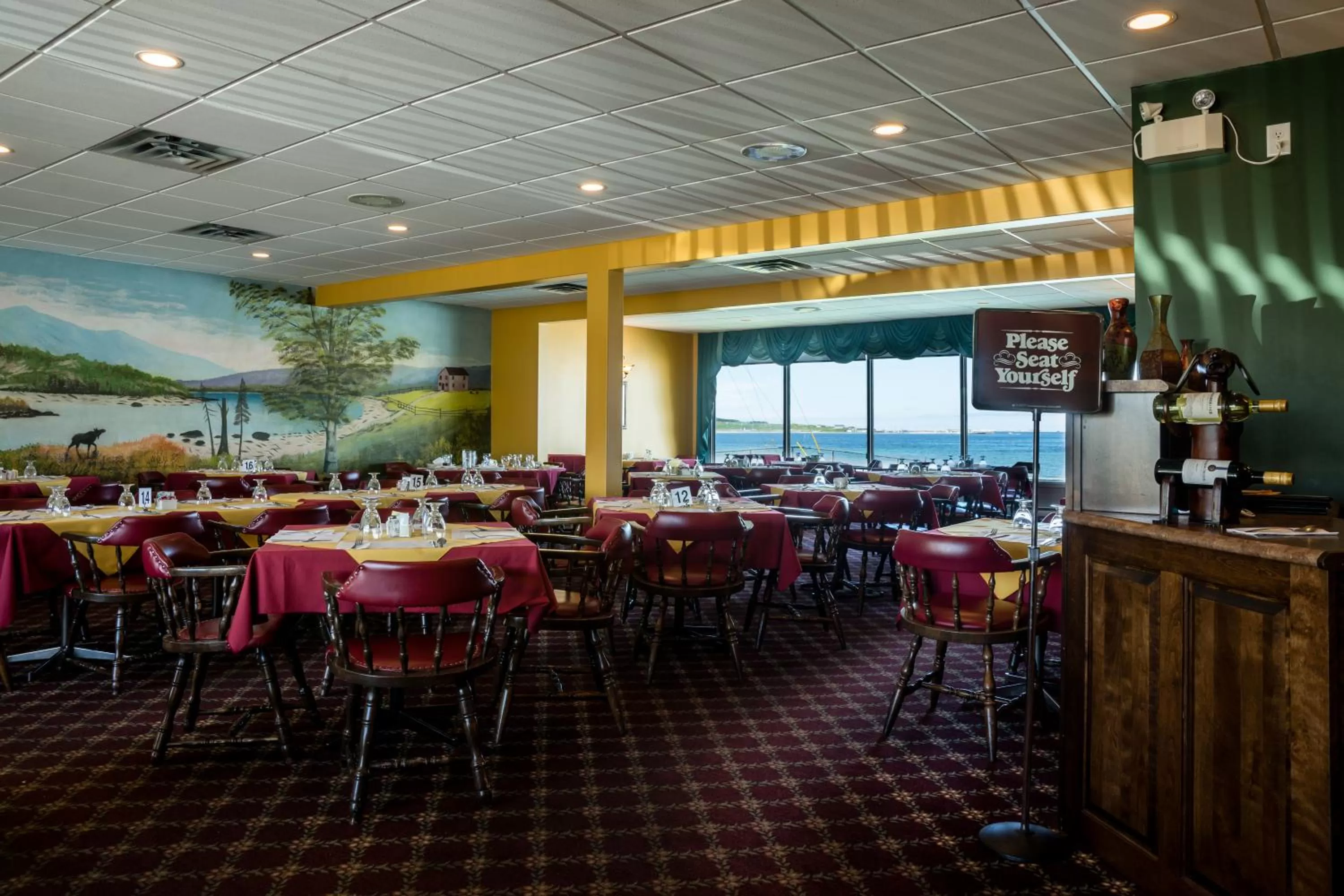 Restaurant/places to eat in Shallow Bay Motel & Cabins Conference Centre