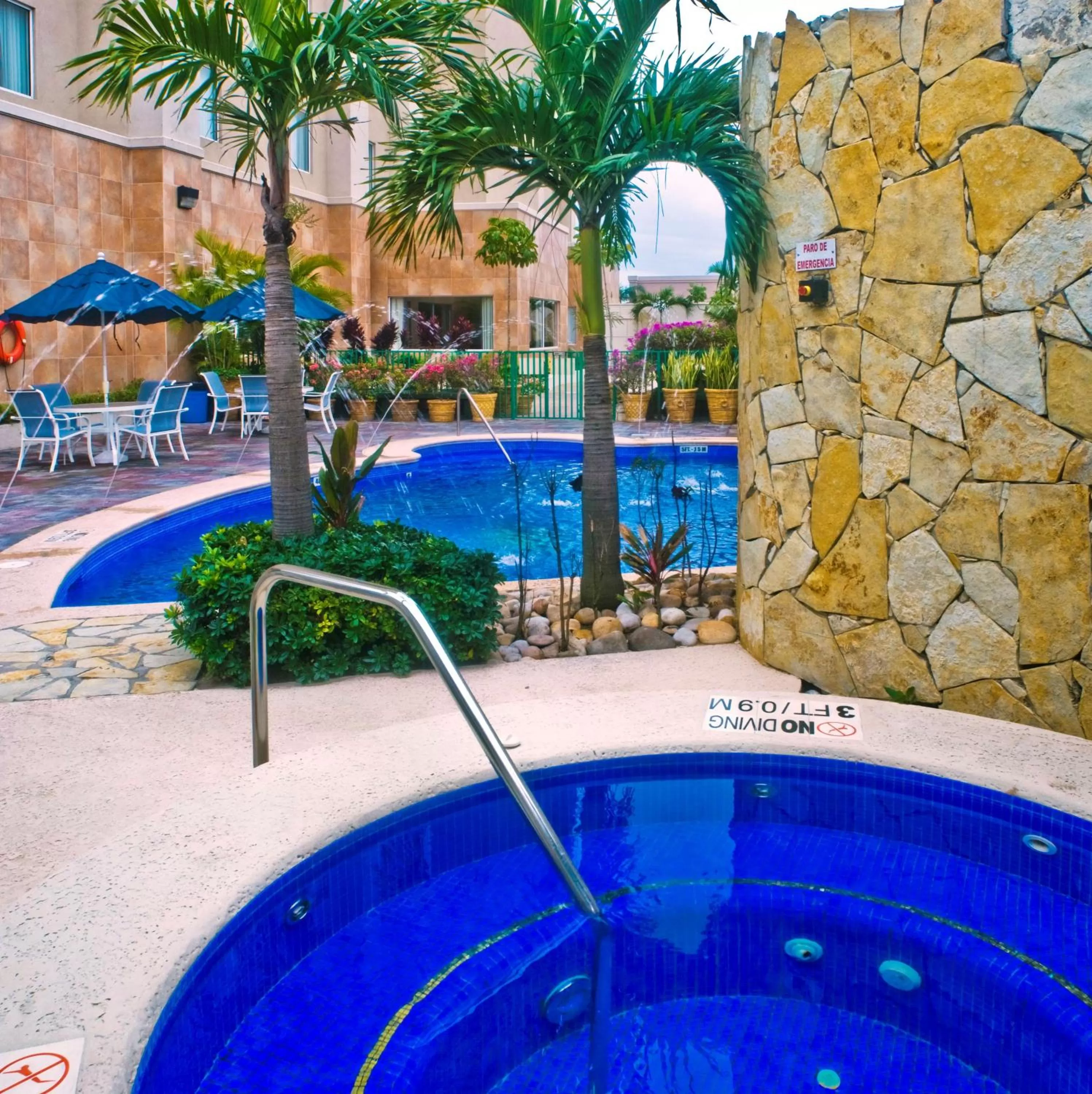 Pool view in Hampton Inn Tampico Airport