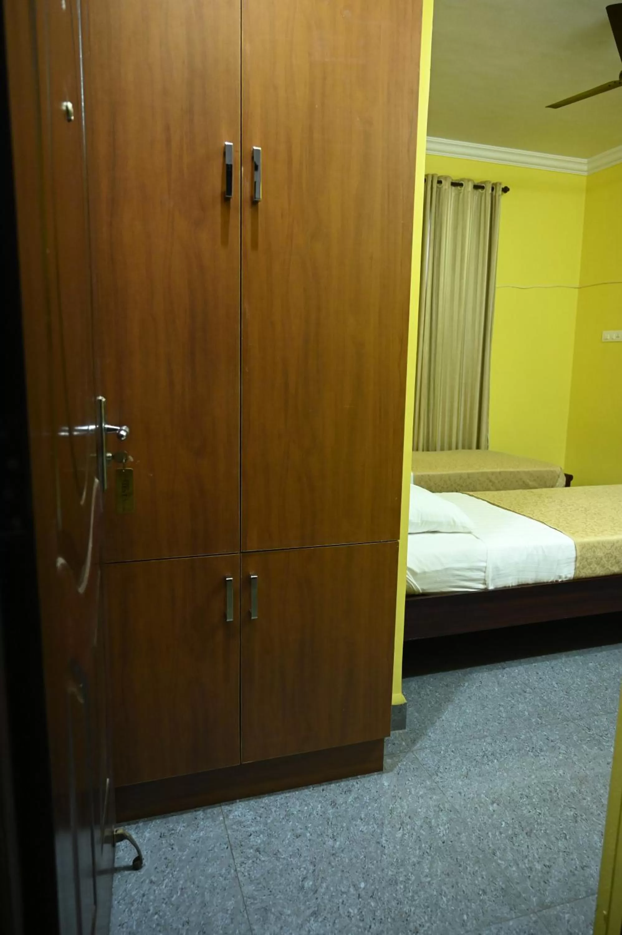 wardrobe, Bed in Hotel Siesta De Goa