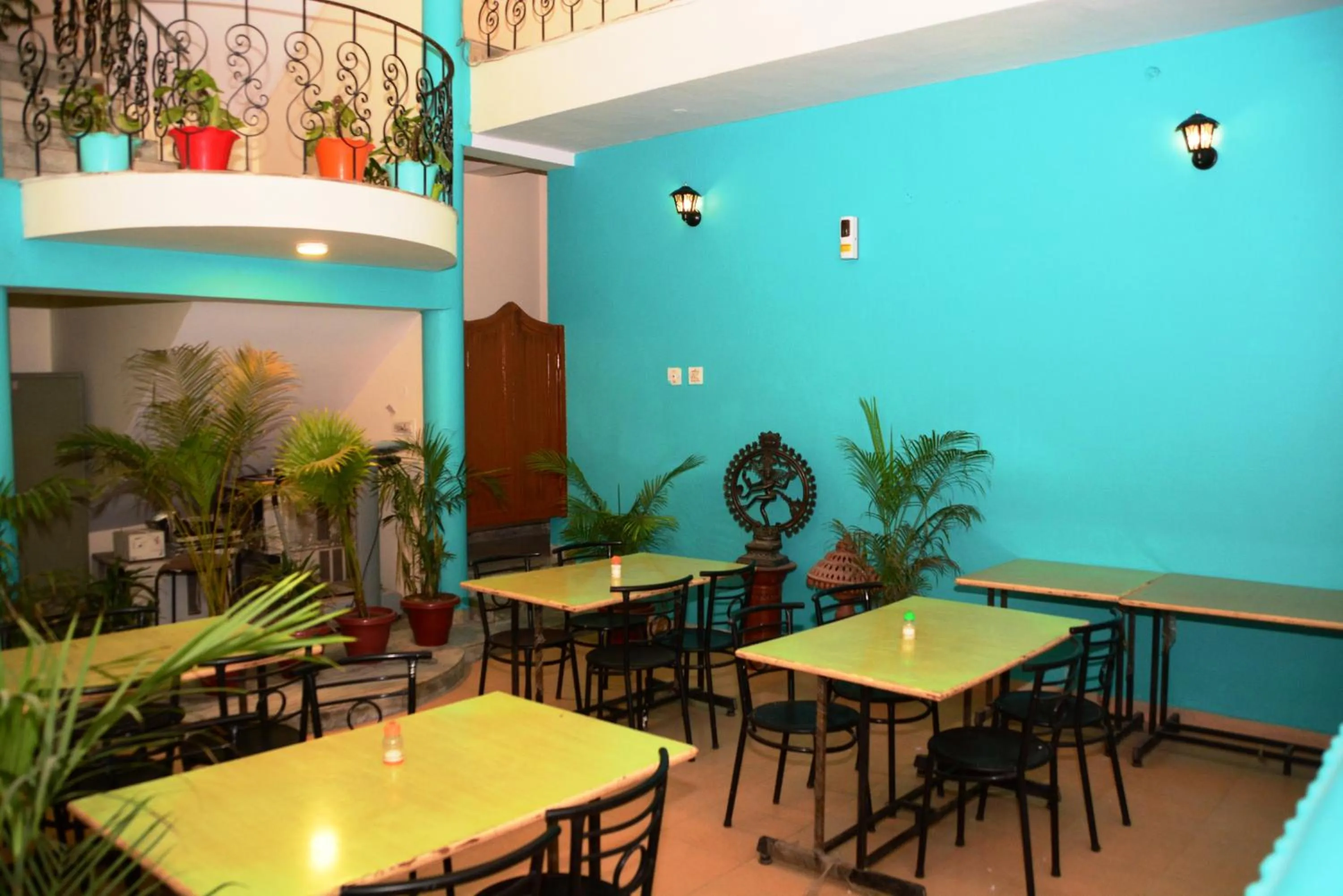 Restaurant/places to eat in Hotel Sugandh Retreat- Near Sindhi Camp Bus station