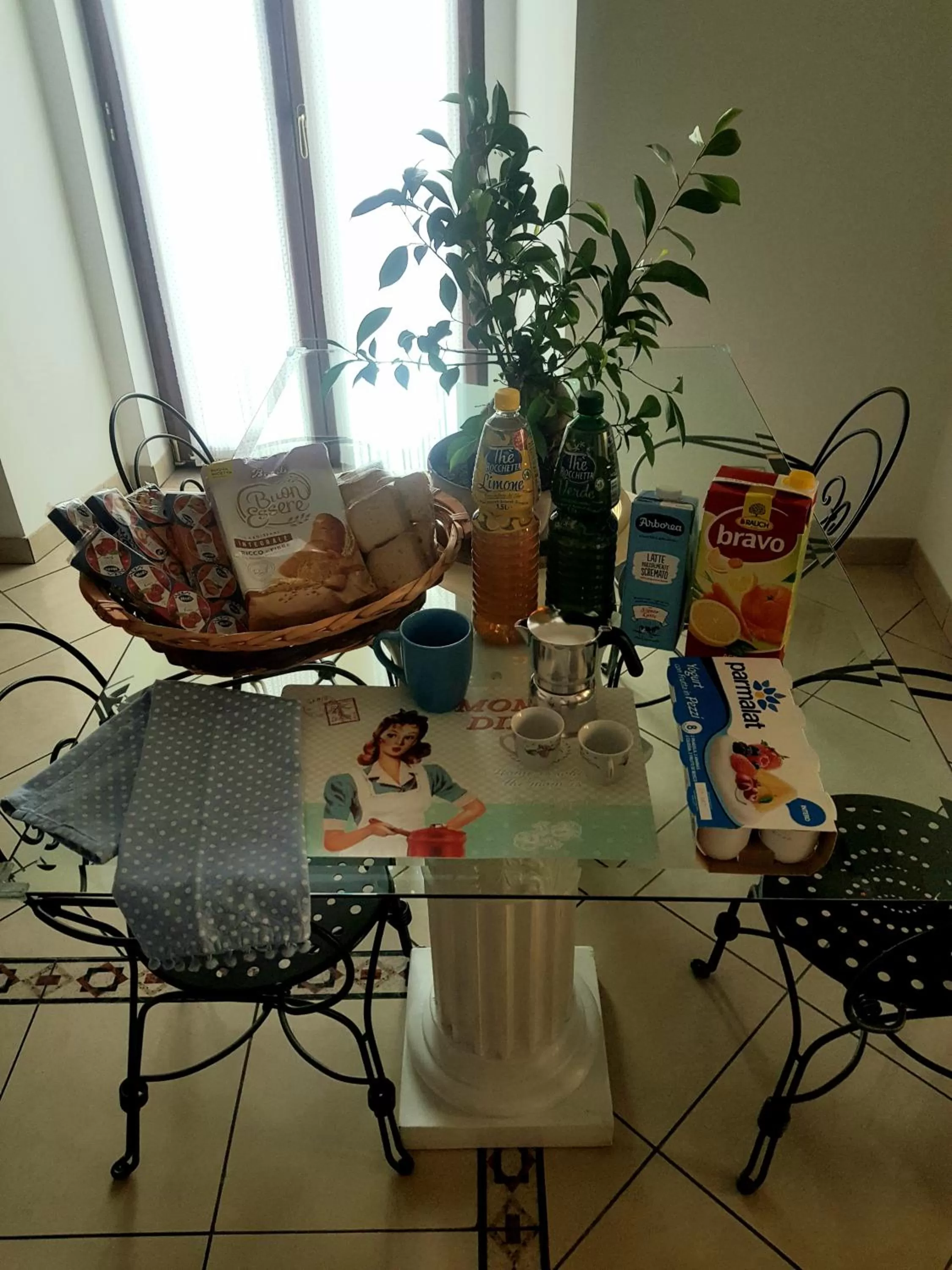 Communal lounge/ TV room in Medina Central