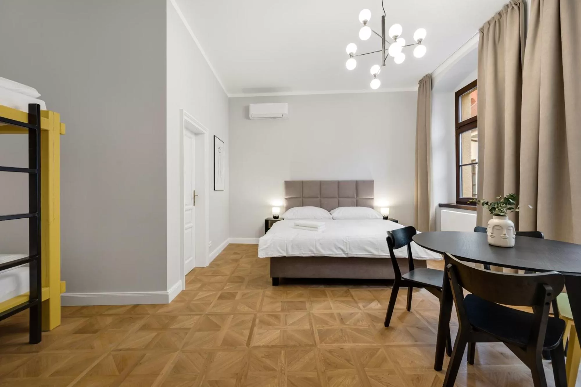 Seating area, Bed in Palace Apartments