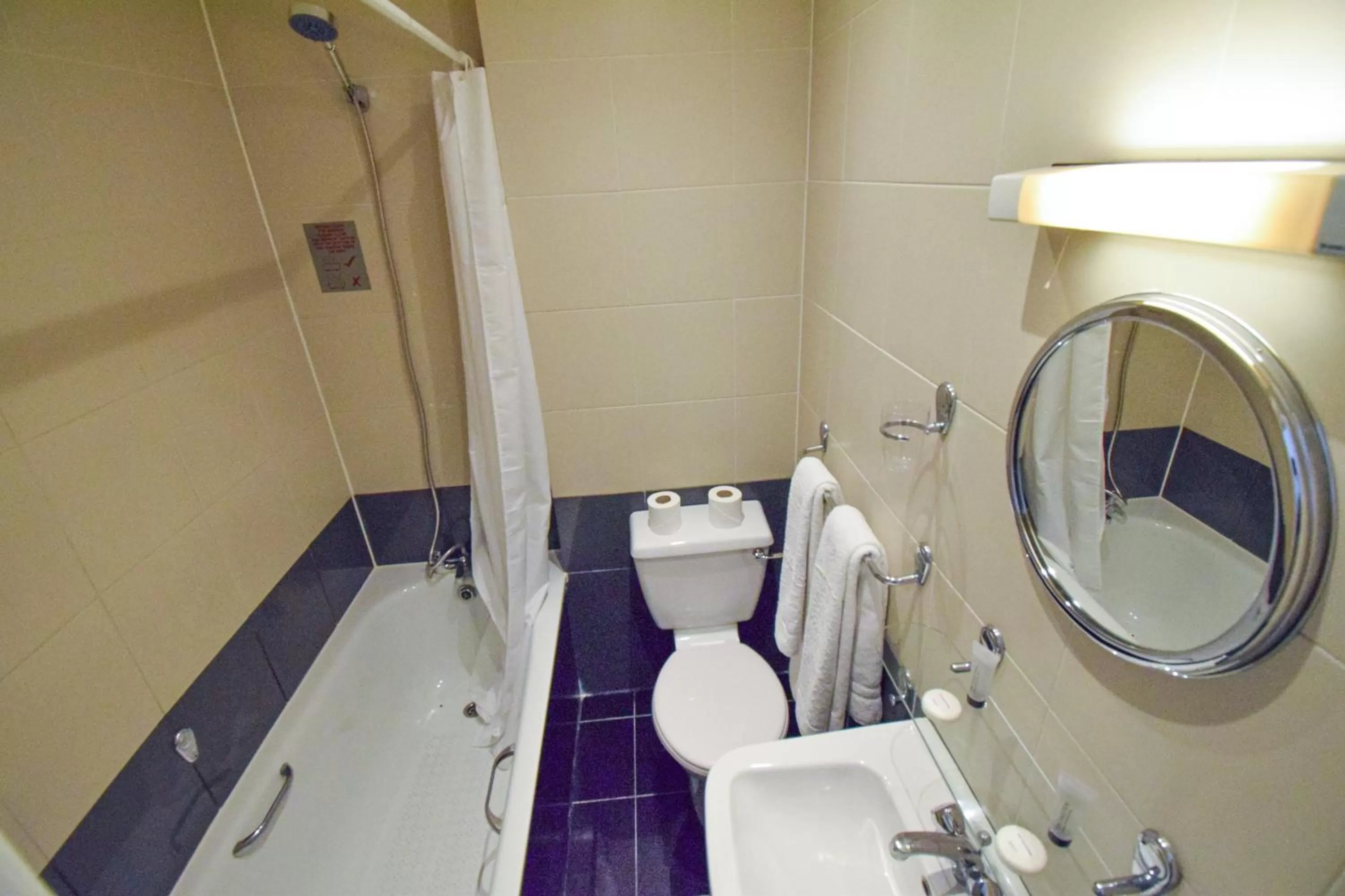 Toilet in Pembridge Palace Hotel