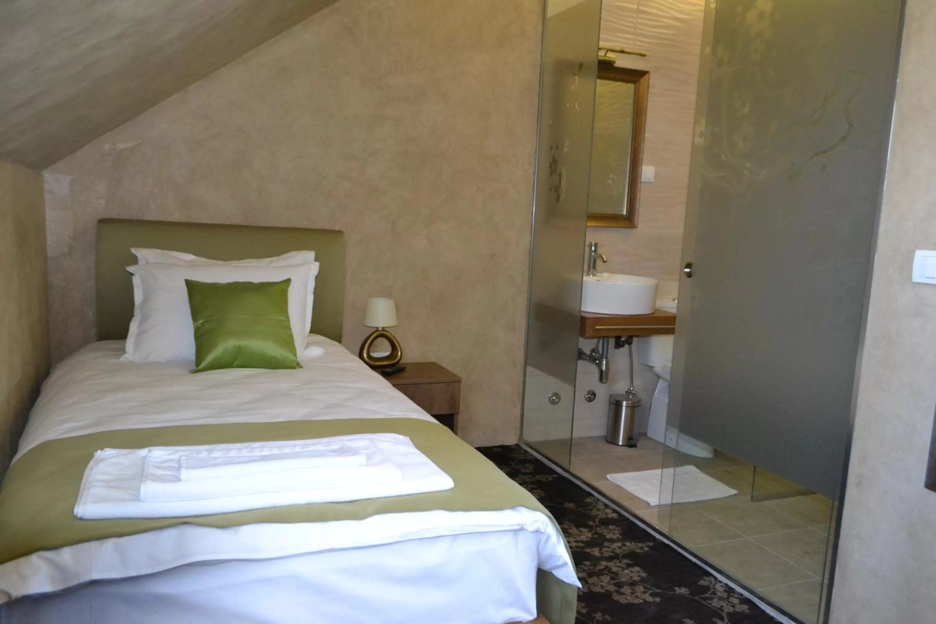 Bed in Garni Hotel Chicha - Winery ŠKRBIĆ