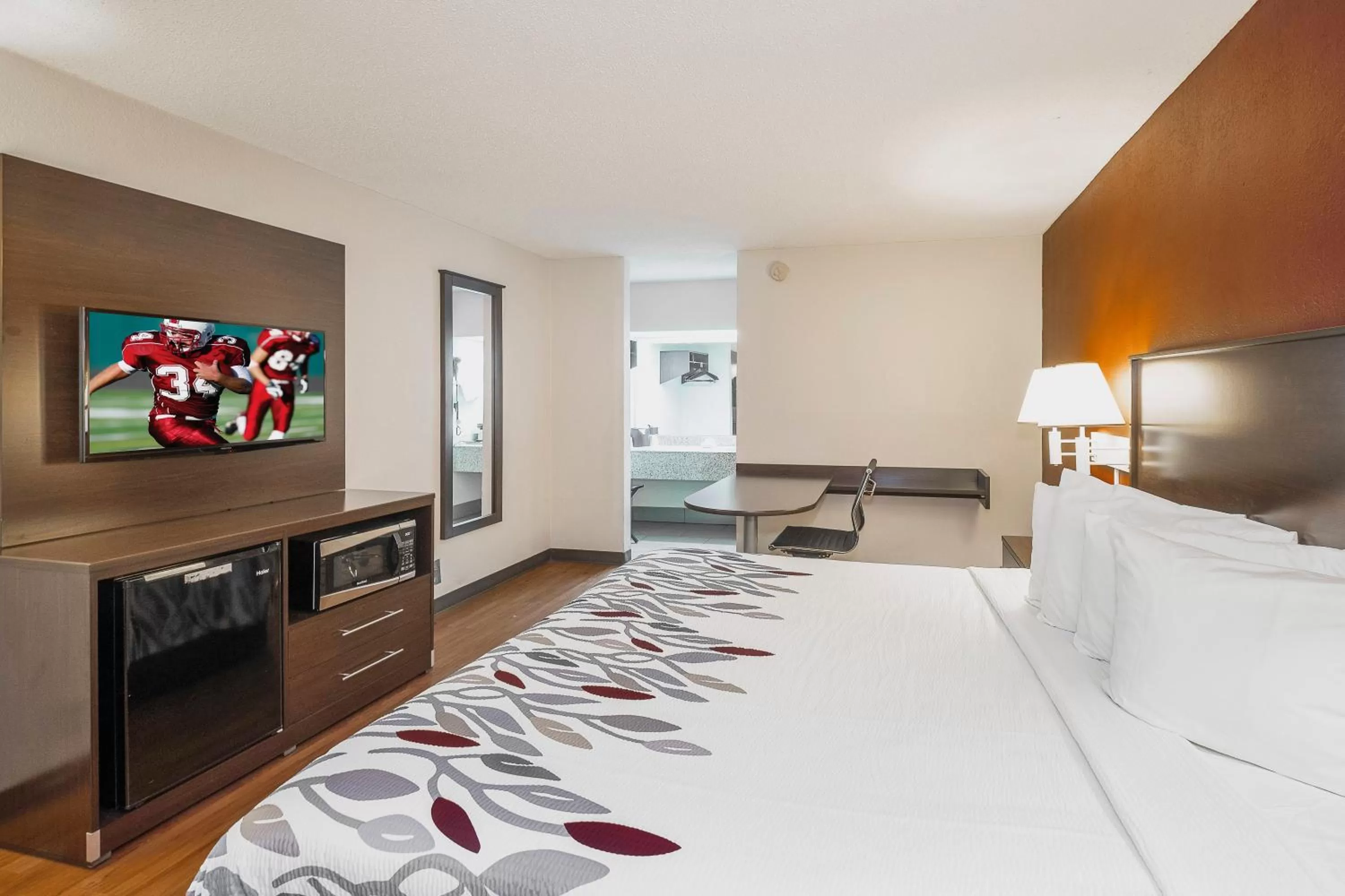 Photo of the whole room, Bed in Red Roof Inn Walterboro