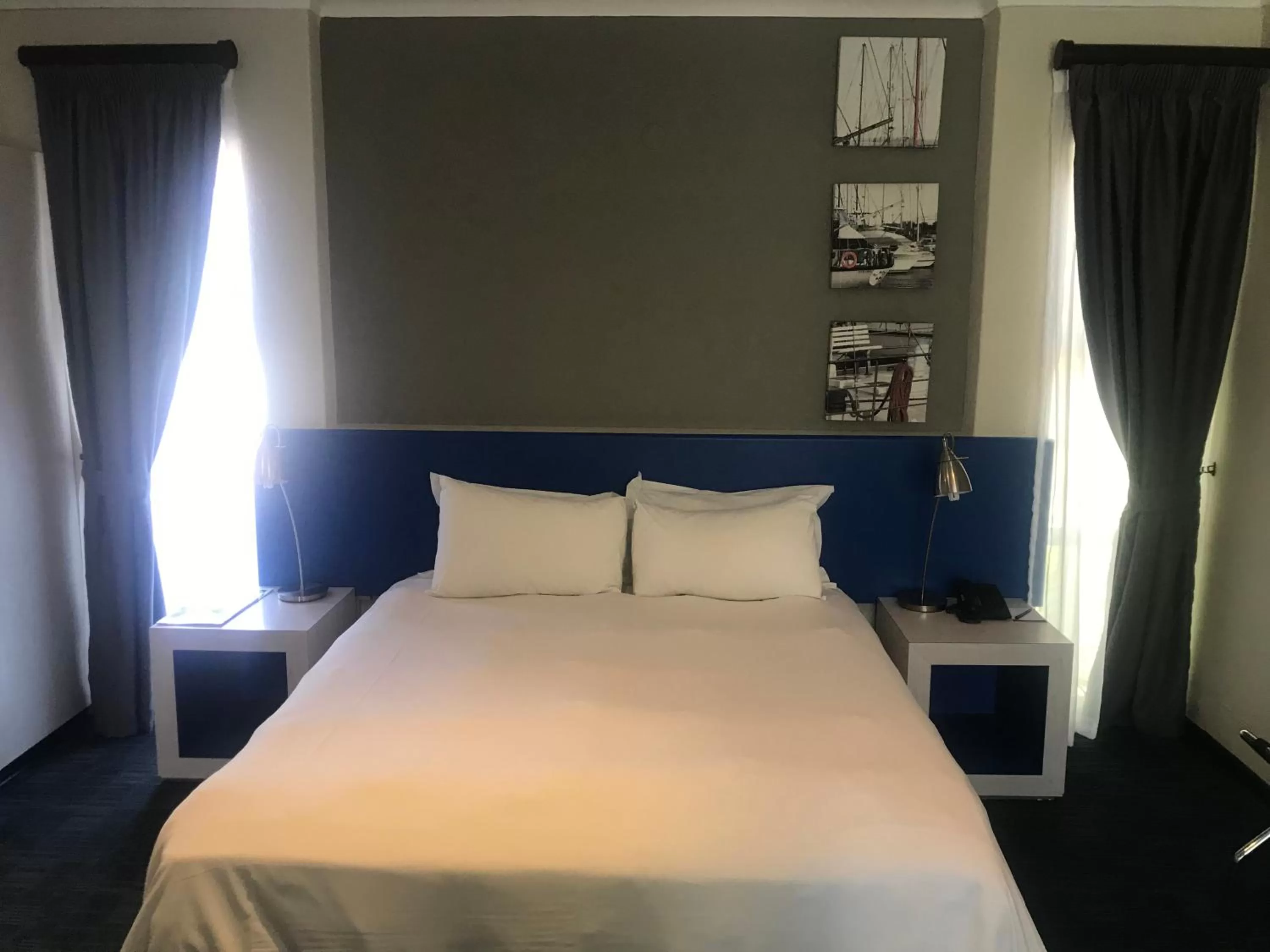 Bed in Premier Splendid Inn Bayshore