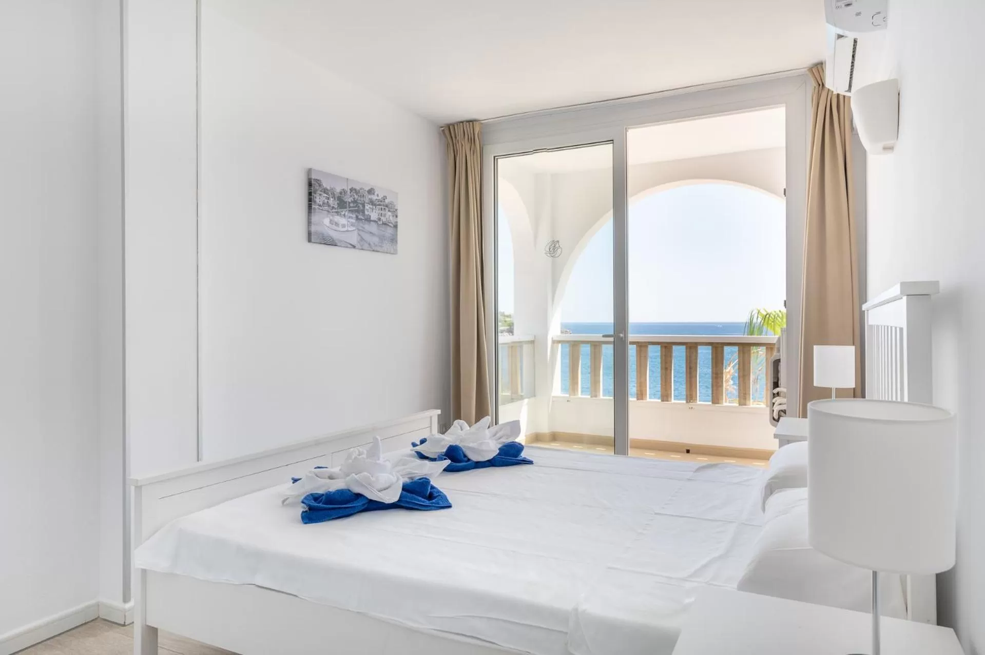 Bed in Orange Colom - Seaside Apartments