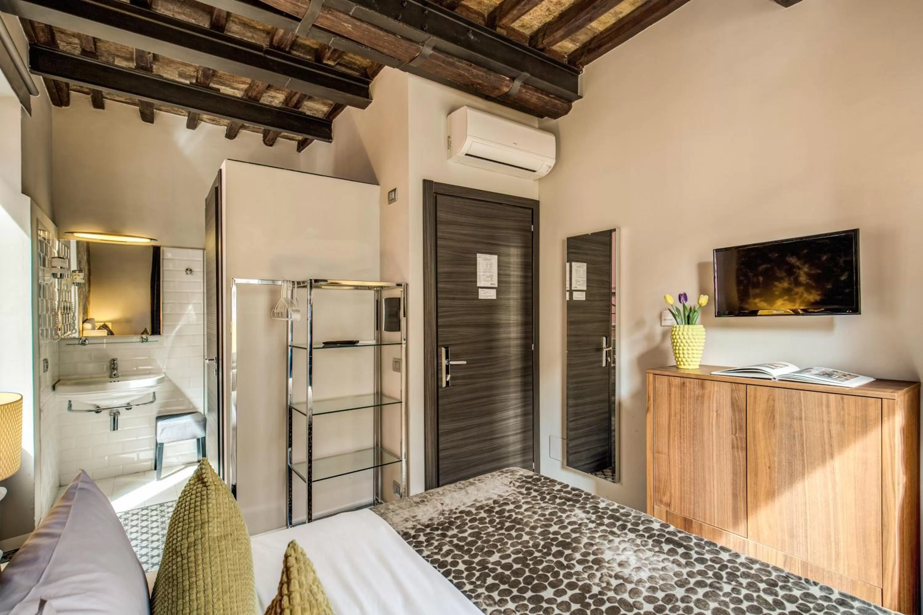 Shower, Bed in Trevi Beau Boutique Hotel