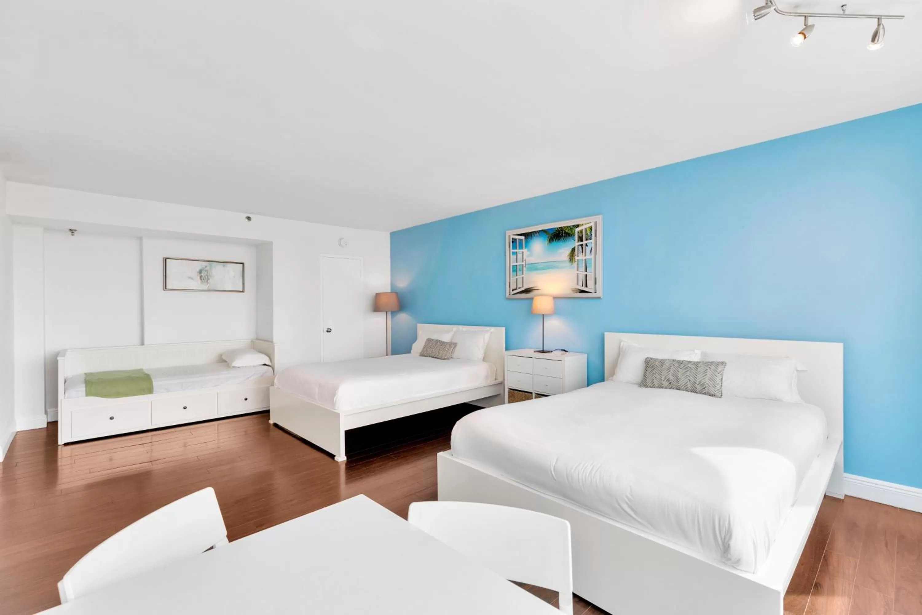 Bay Studio, 2 Queen & 1 Twin Beds in SeaStays Apartments