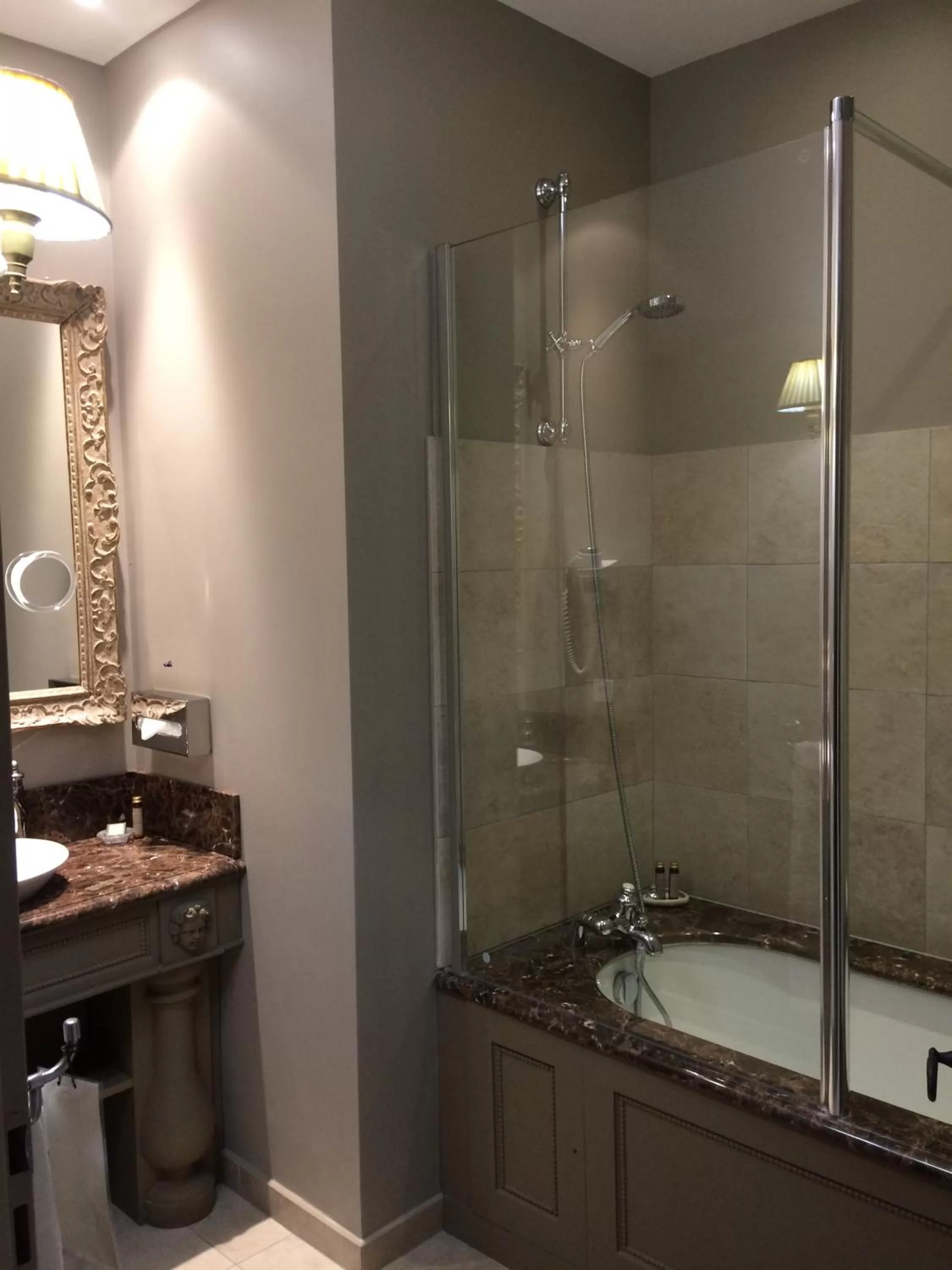 Bathroom in Hôtel Restaurant Spa Le Sauvage