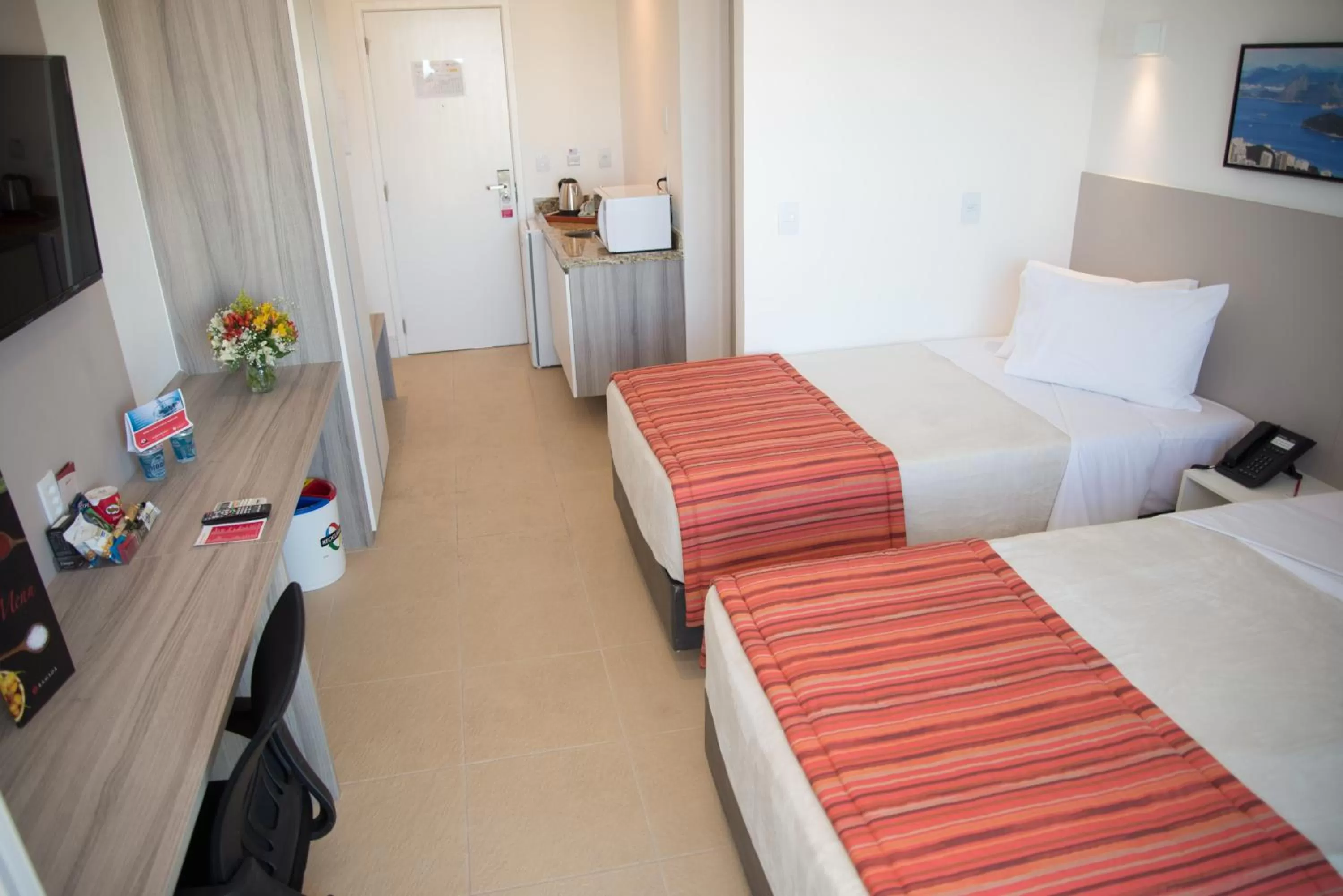 Dining area, Bed in Ramada by Wyndham Macae Hotel & Suites