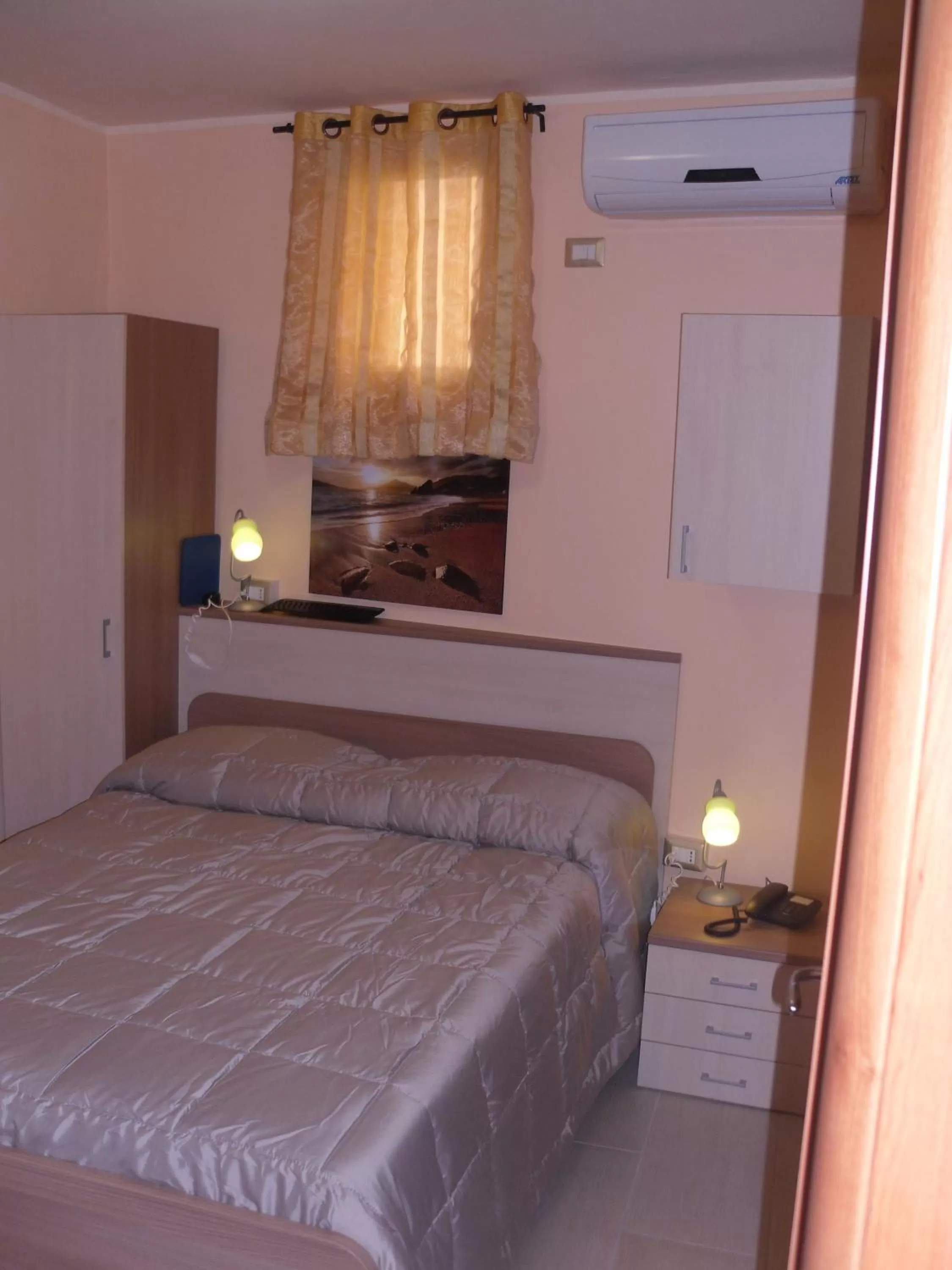 Bedroom, Bed in Golden Dreams B&B