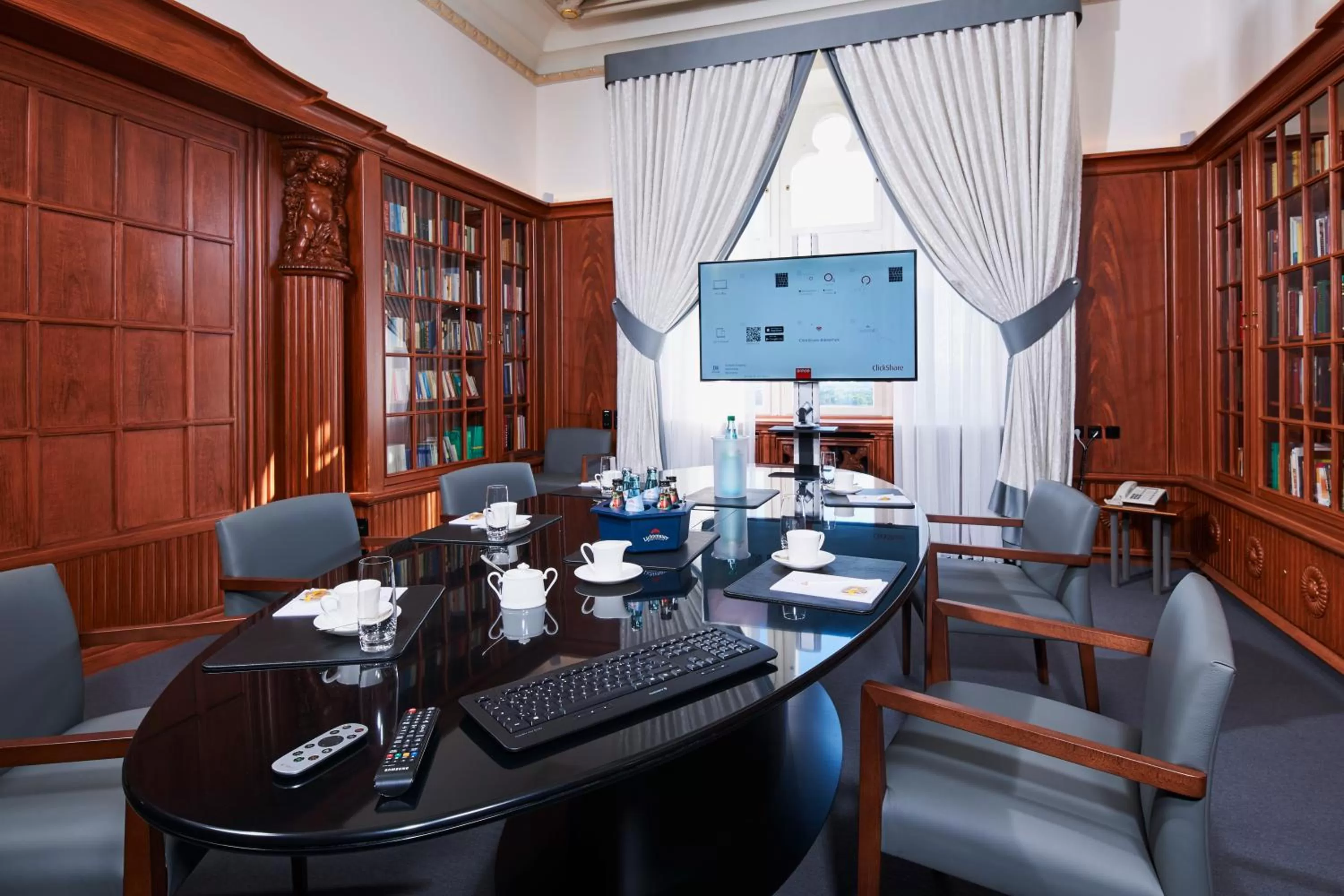 Library in Hotel Schloss Eckberg