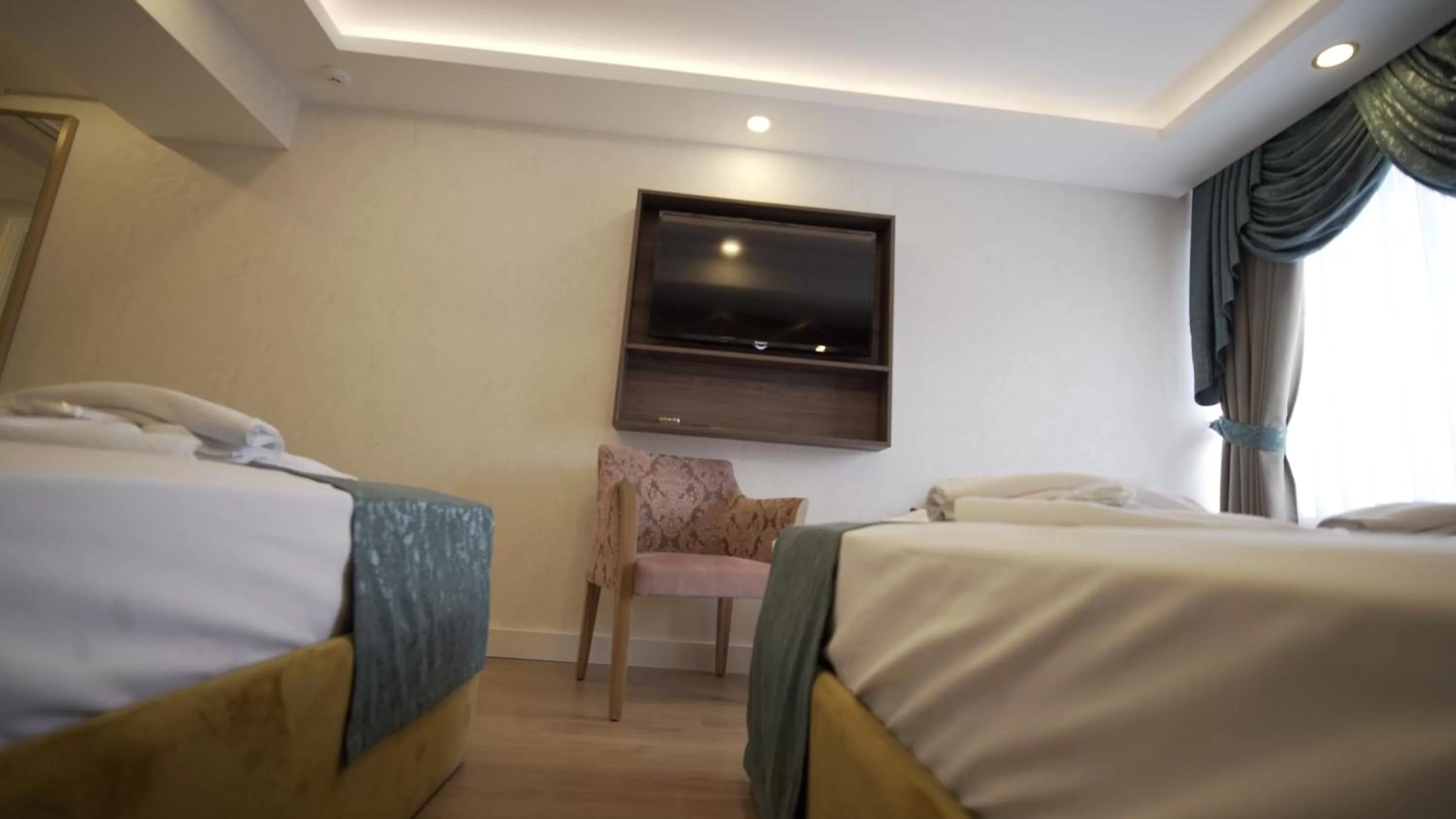 Communal lounge/ TV room, Bed in Burj Al Istanbul