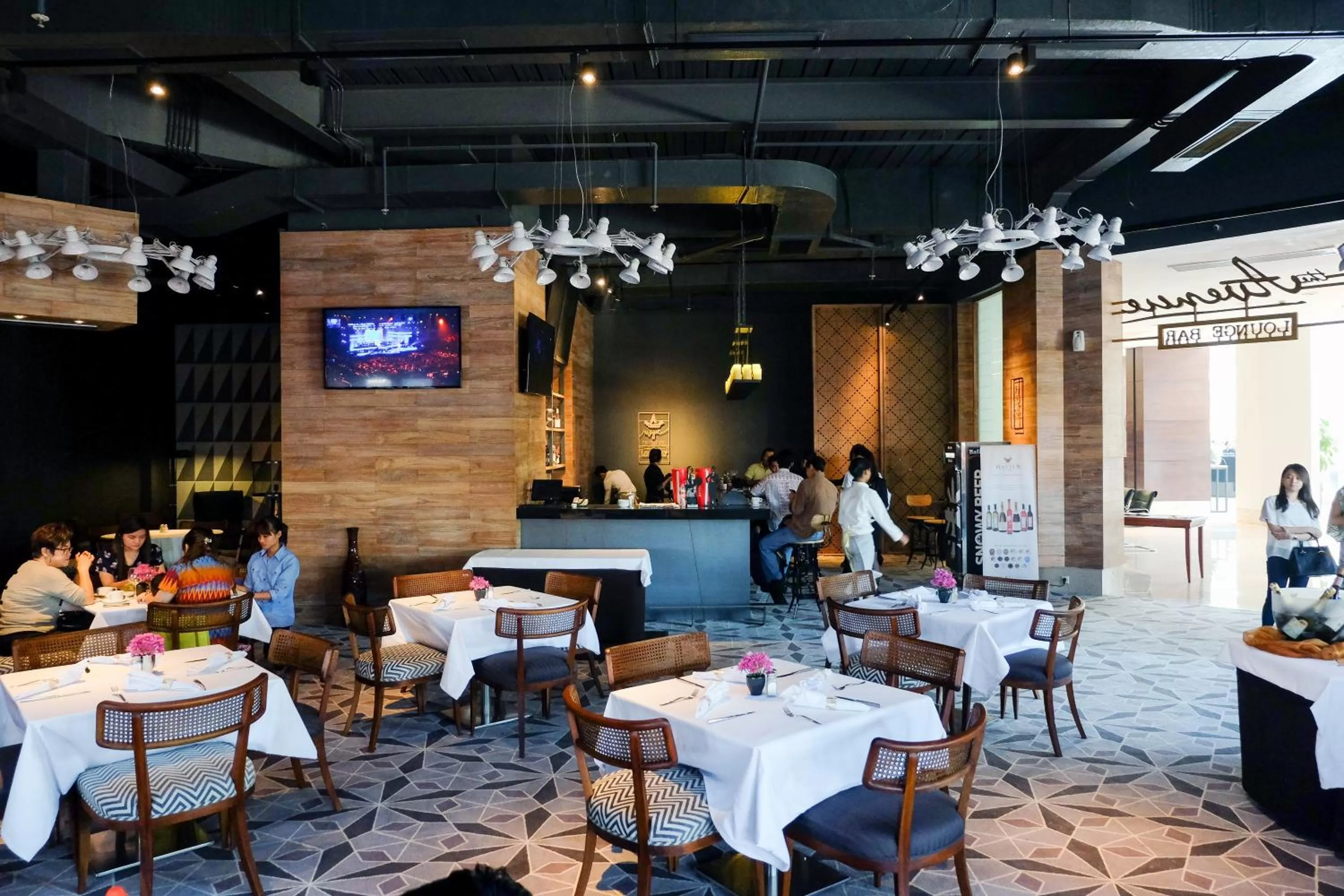 Restaurant/places to eat in Java Paragon Hotel & Residences