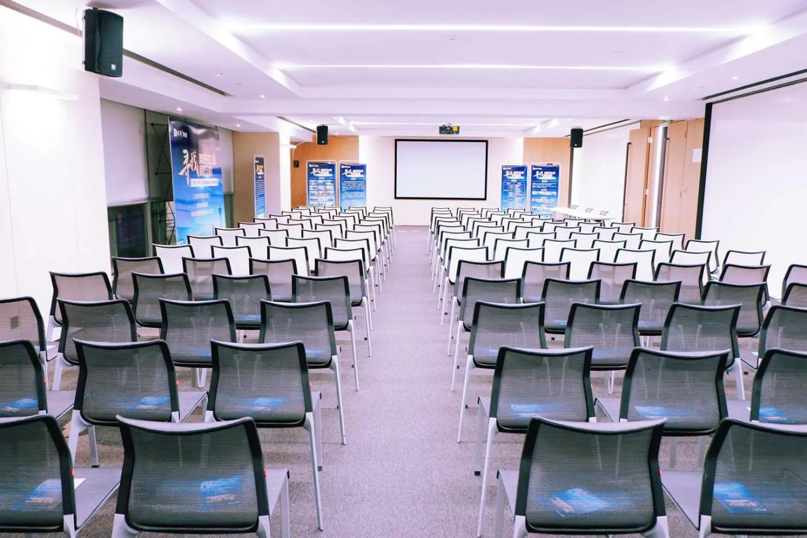 Meeting/conference room in Holiday Inn Express - Wuhan Optical Valley by IHG