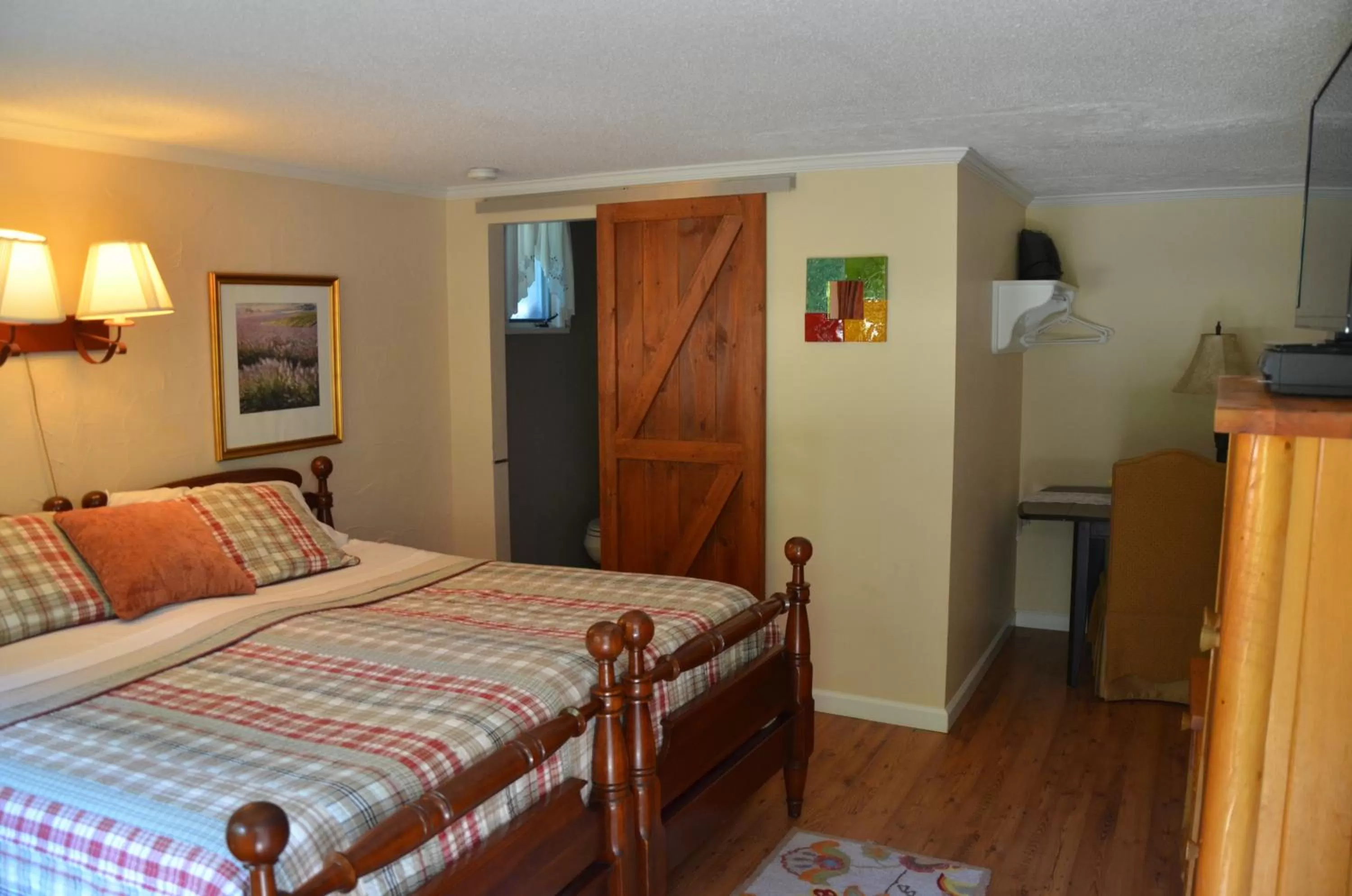 Photo of the whole room, Bed in Cornwall Inn