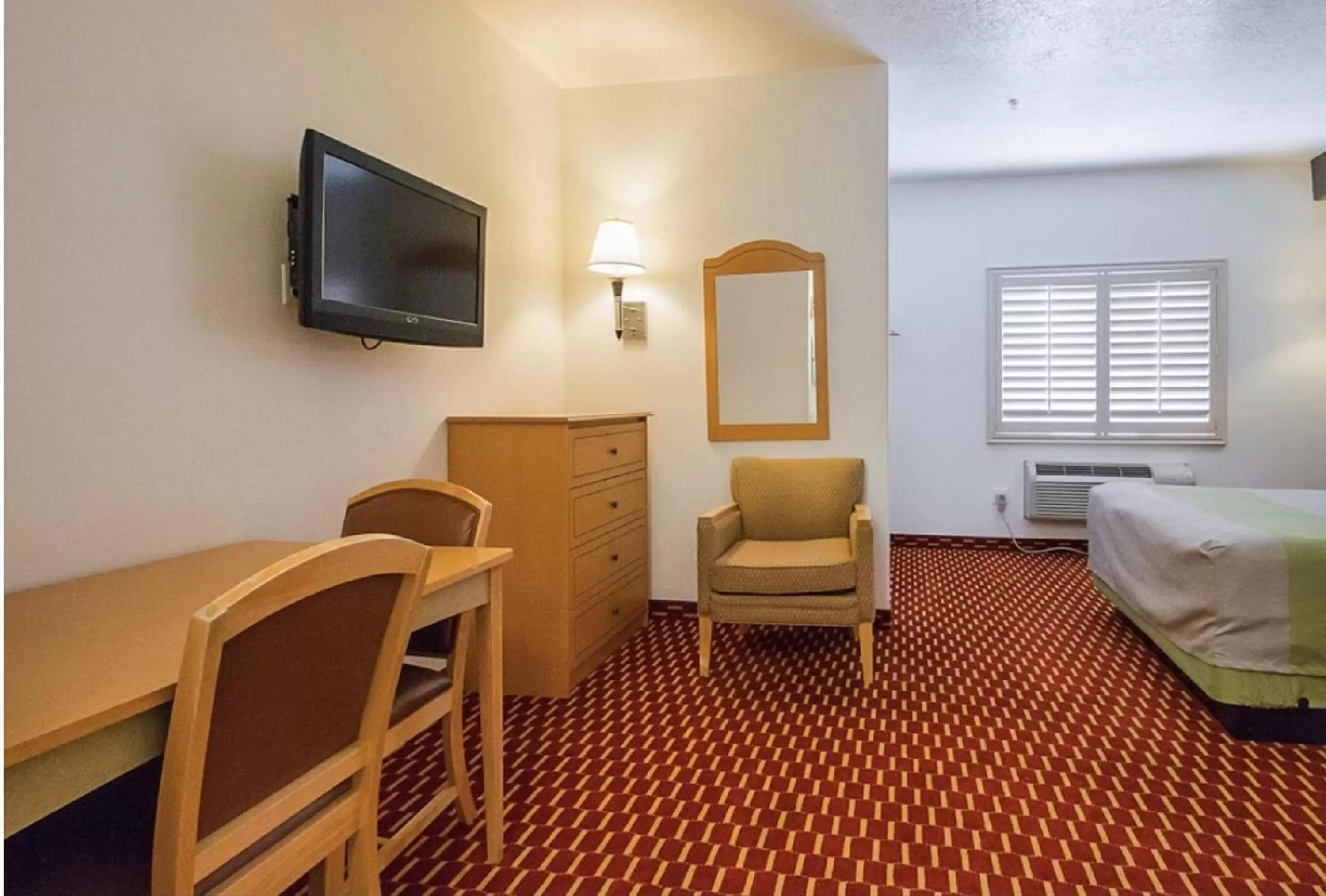 Kitchen or kitchenette, TV/Entertainment Center in SureStay Plus Hotel by Best Western Vernal