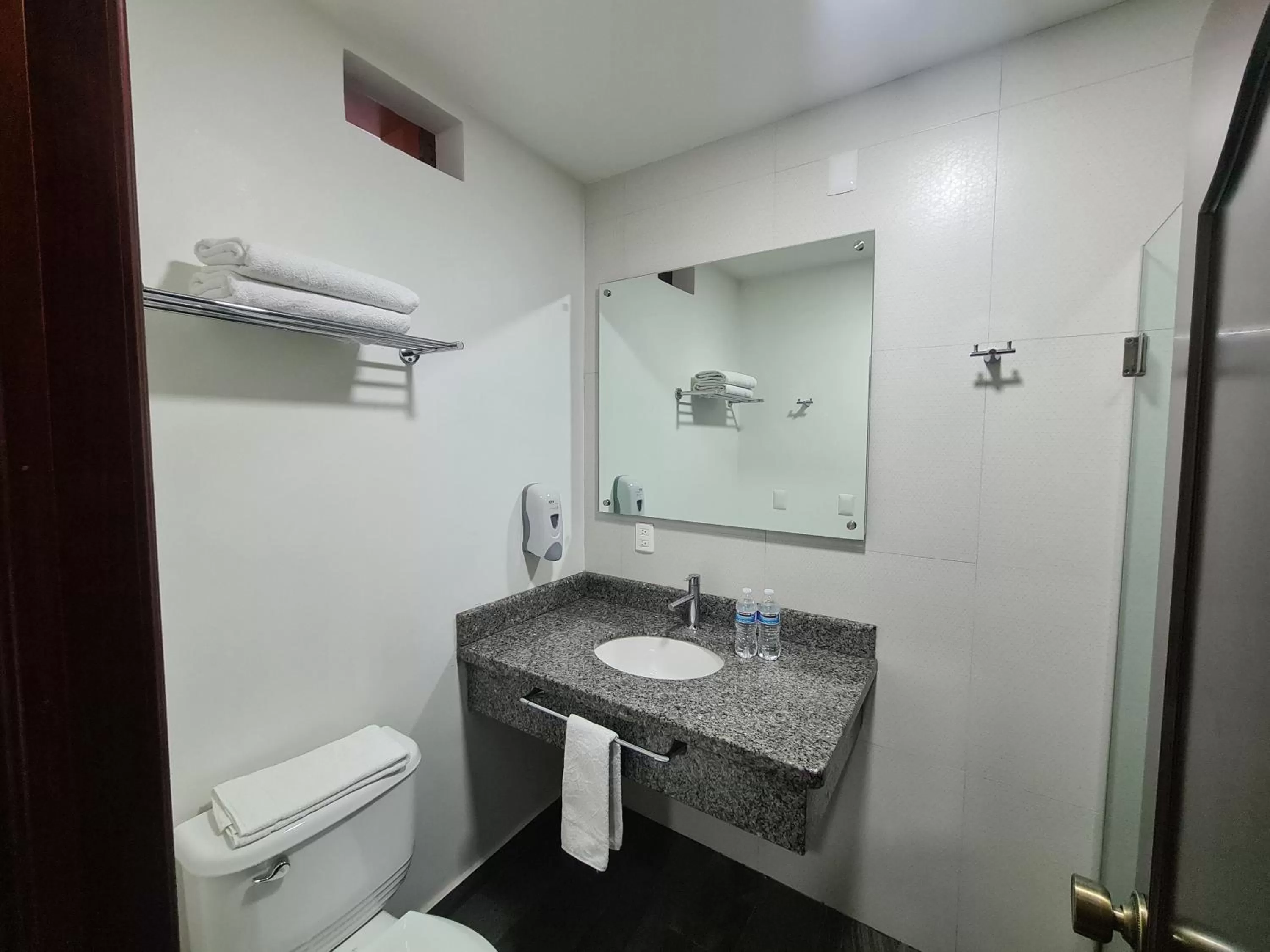 Bathroom in HOTEL FINA INN