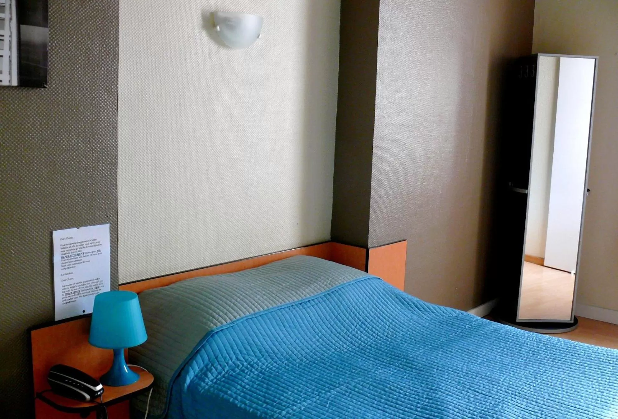 Bedroom, Bed in Hôtel Les Acteurs