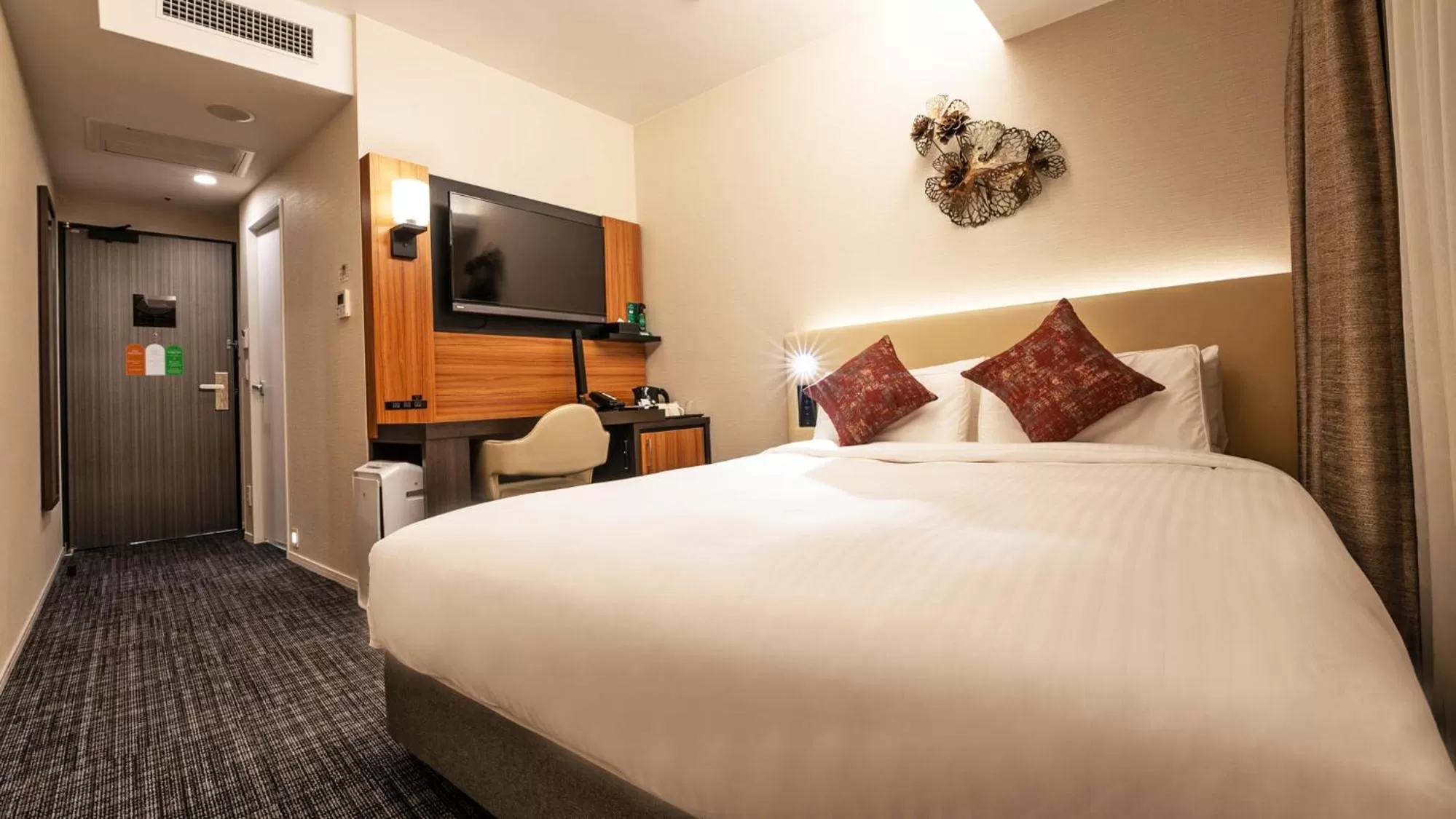 Photo of the whole room, Bed in Premier Hotel -CABIN PRESIDENT- Osaka