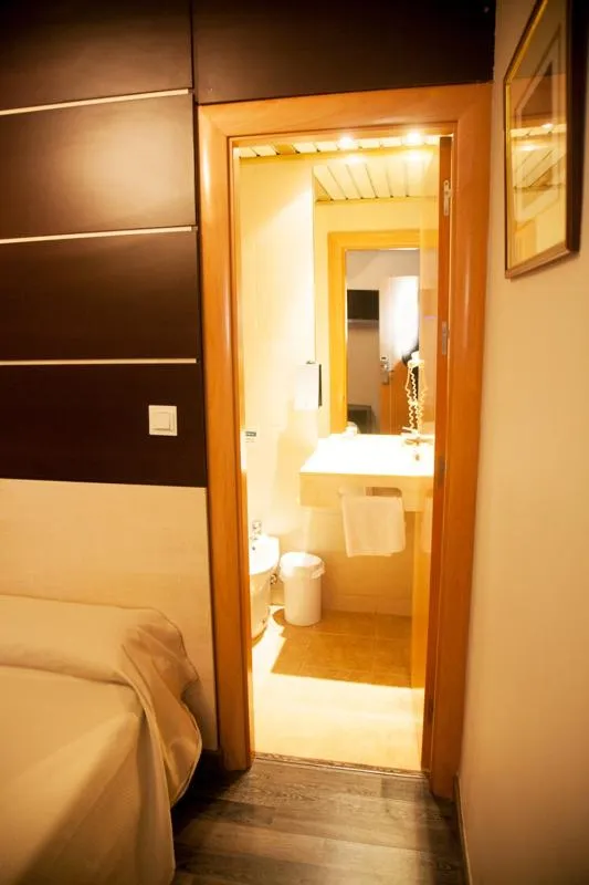 Bathroom, Bed in Hotel Universal by Maxi Hoteles