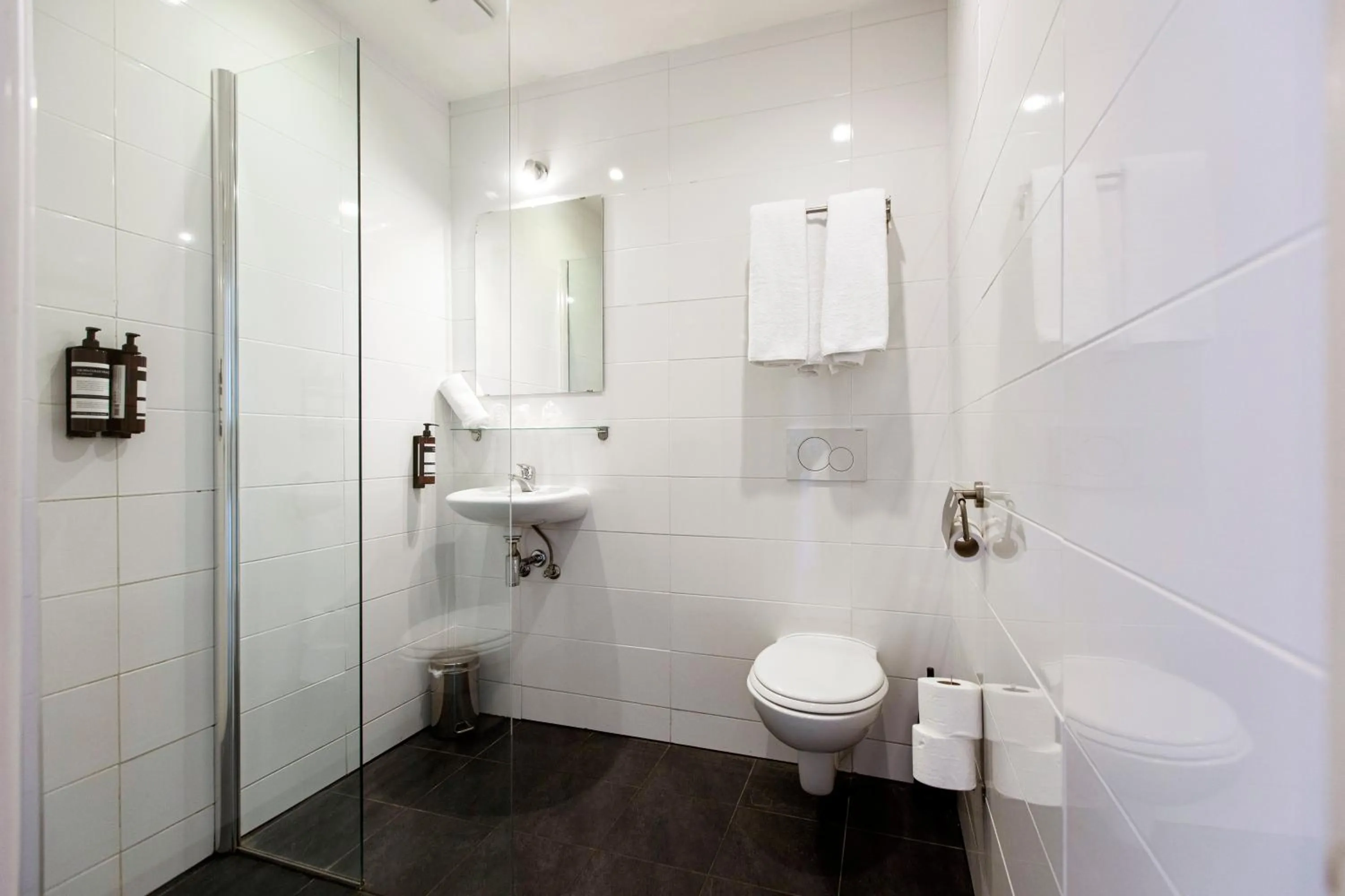 Shower in Quentin Arrive Hotel