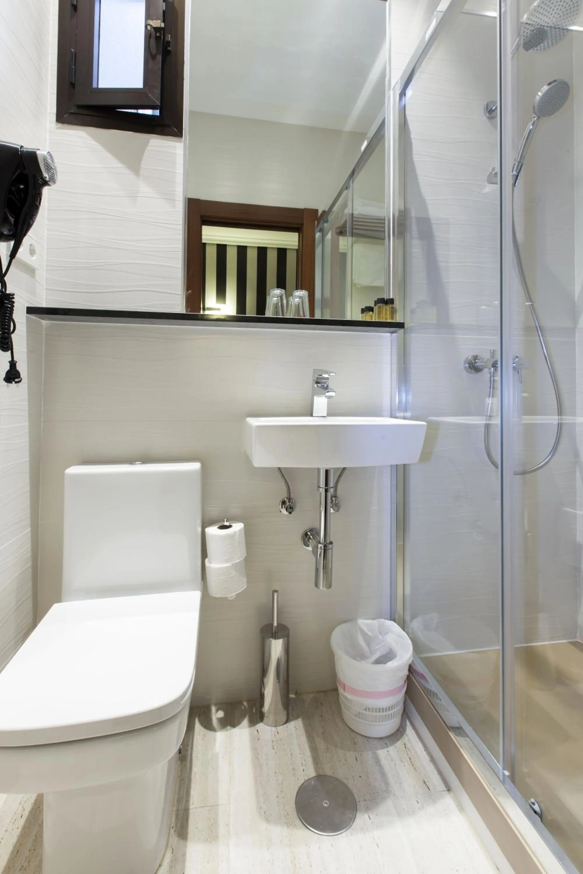 Bathroom in Hostal Castilla I Atocha