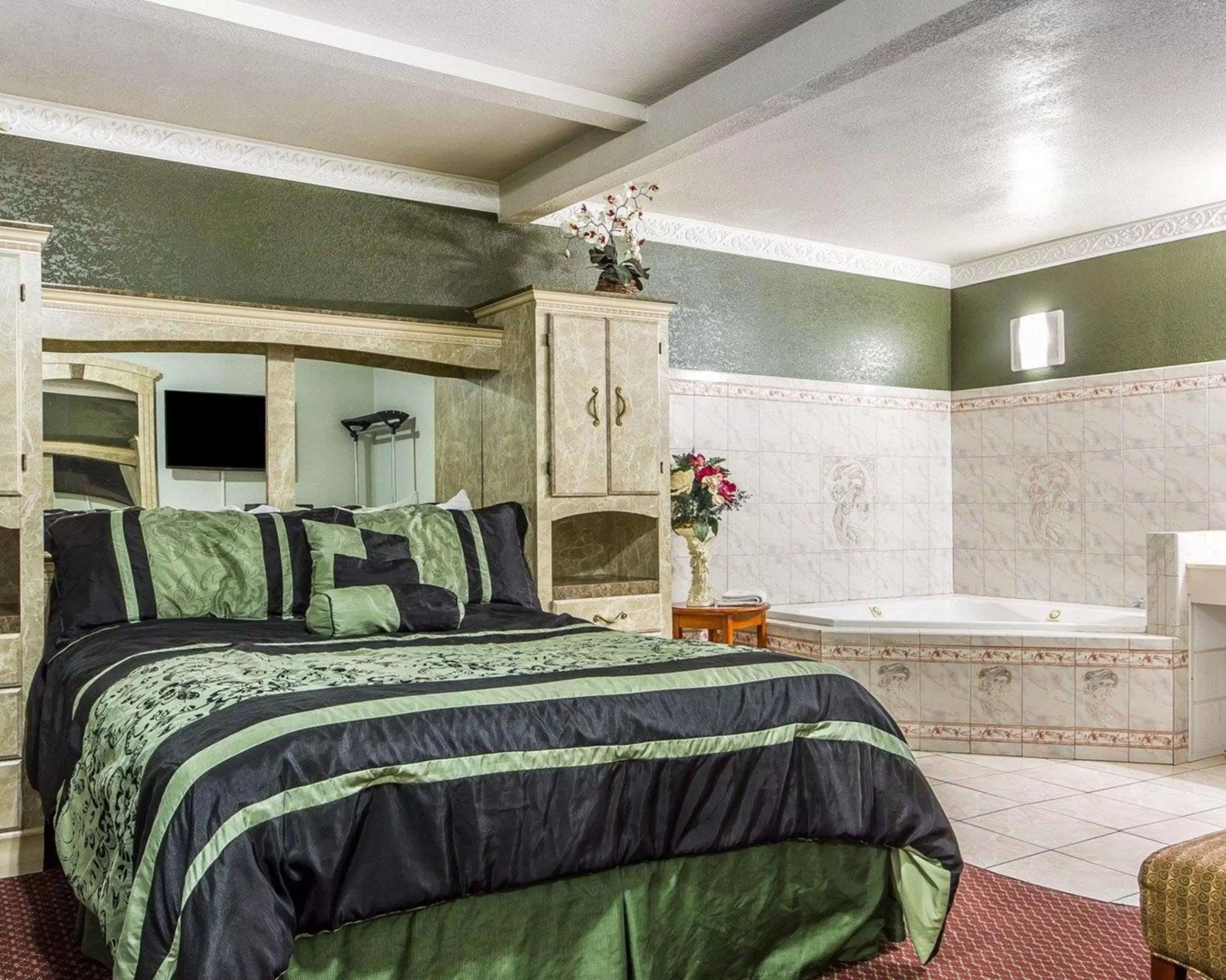 Photo of the whole room, Bed in Rodeway Inn Chico University Area