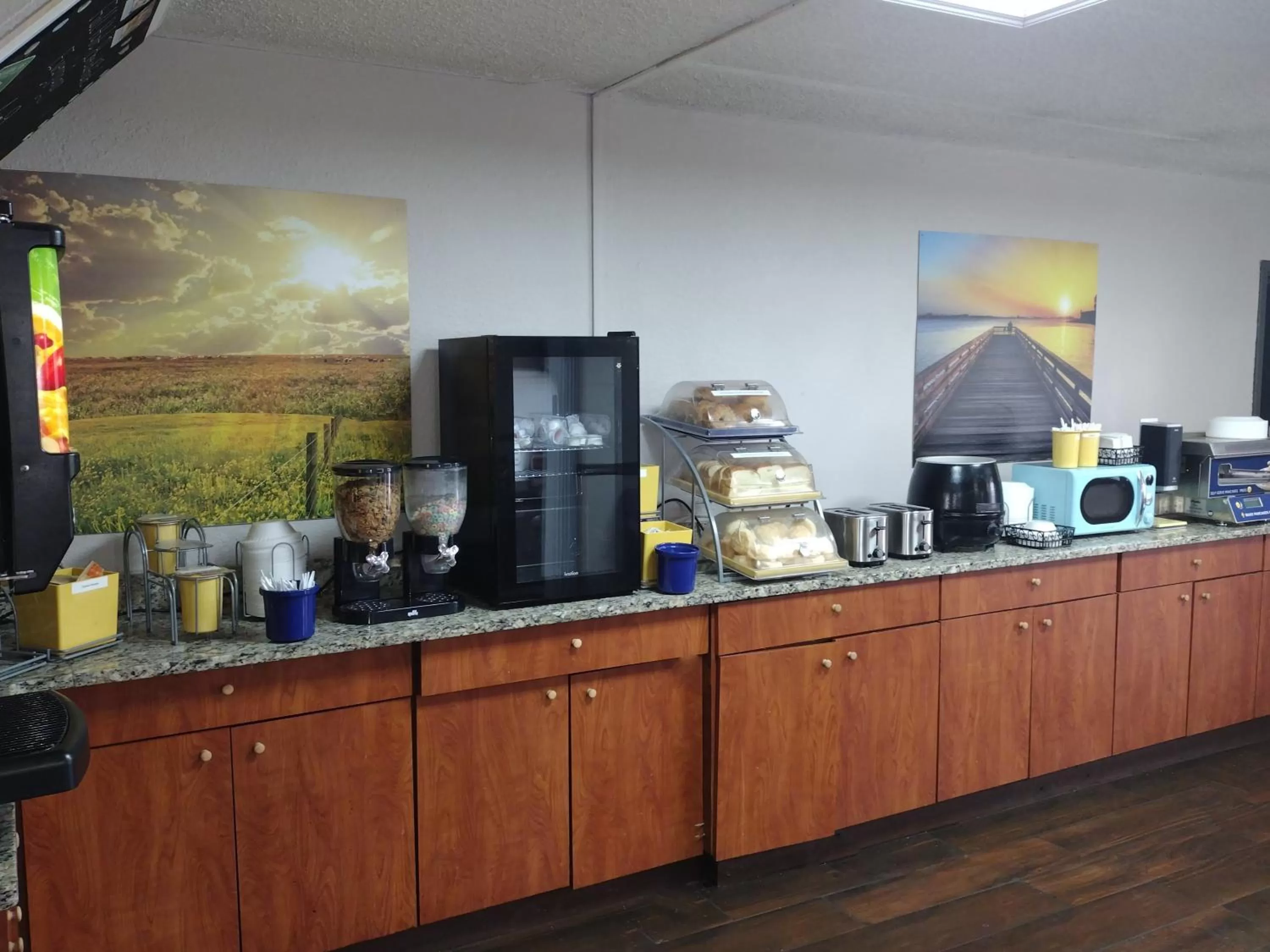 Coffee/tea facilities in Days Inn by Wyndham Wildwood I-75