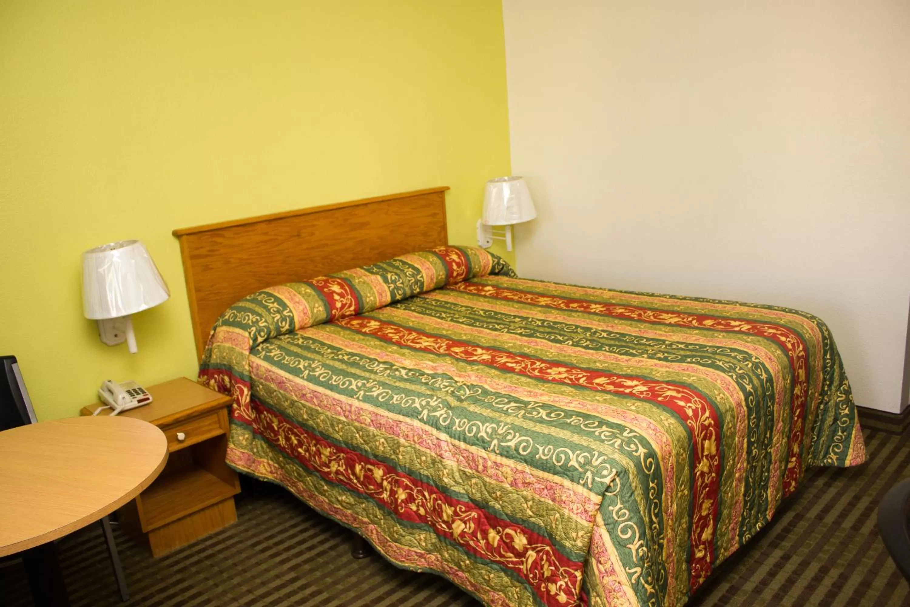 Bed in King's Rest Motel