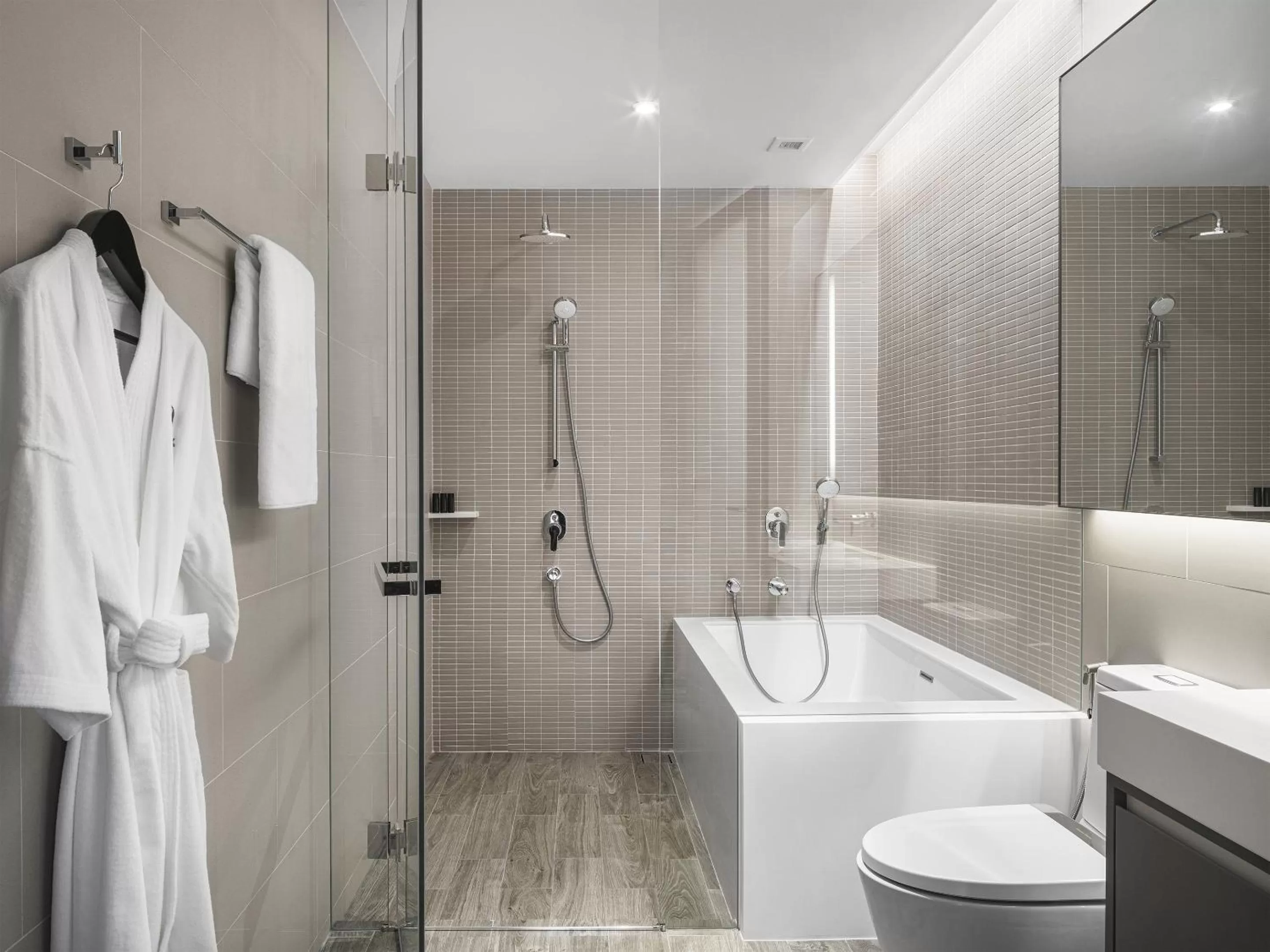 Shower in Oakwood Suites Bangkok