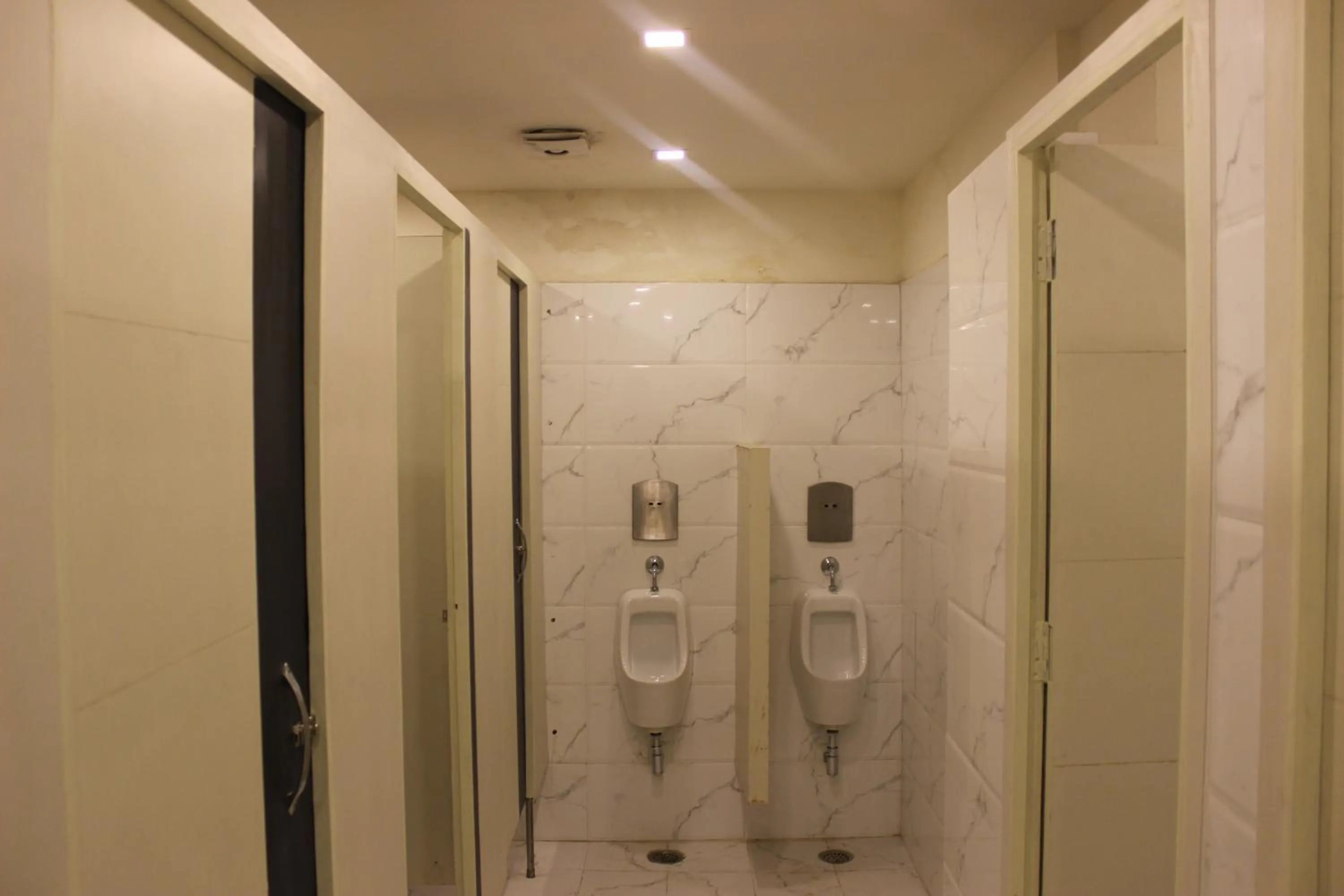 Bathroom in Joey's Hostel Delhi - 20 mins from Railway Station