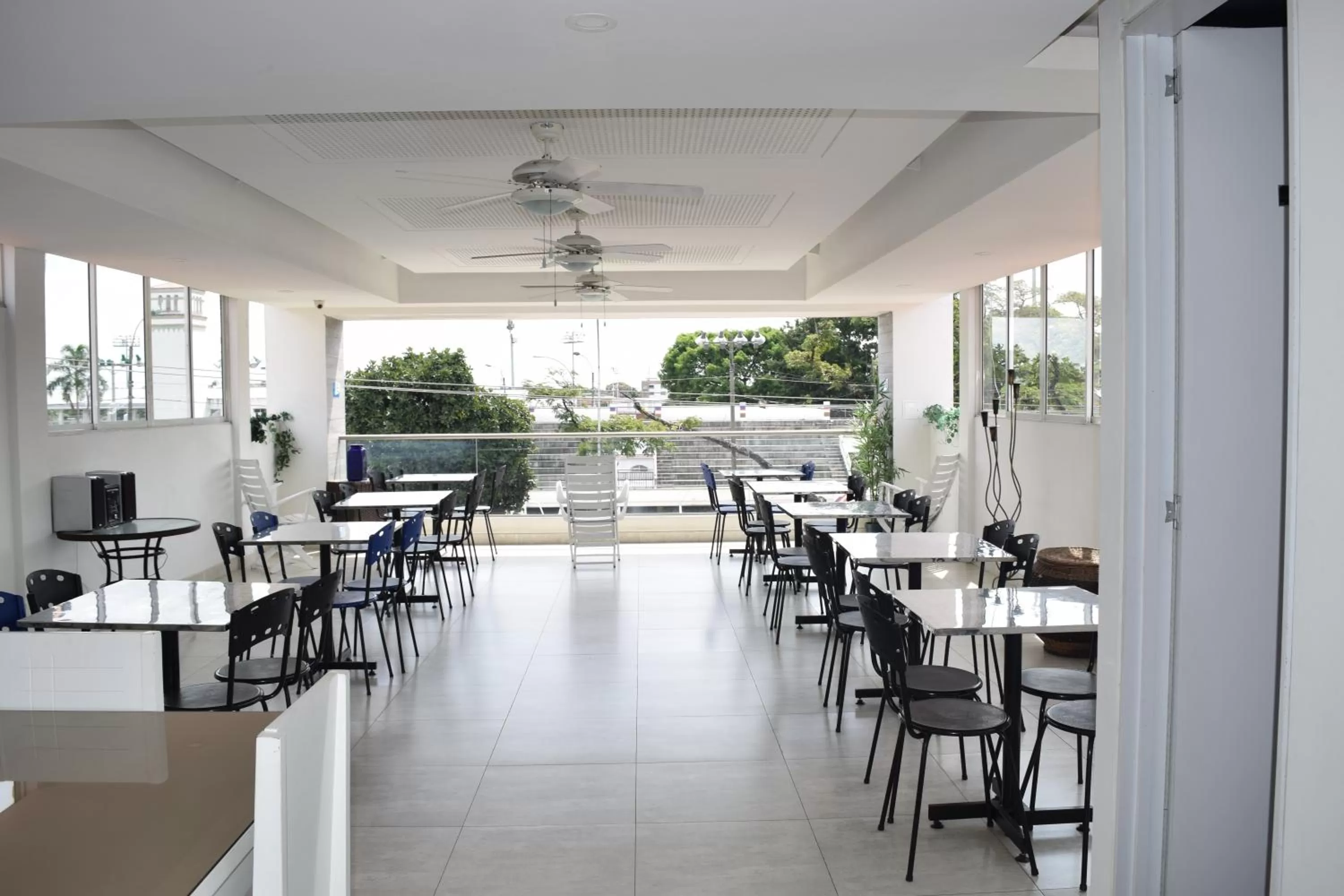 Restaurant/places to eat in Hotel Travelers Sport