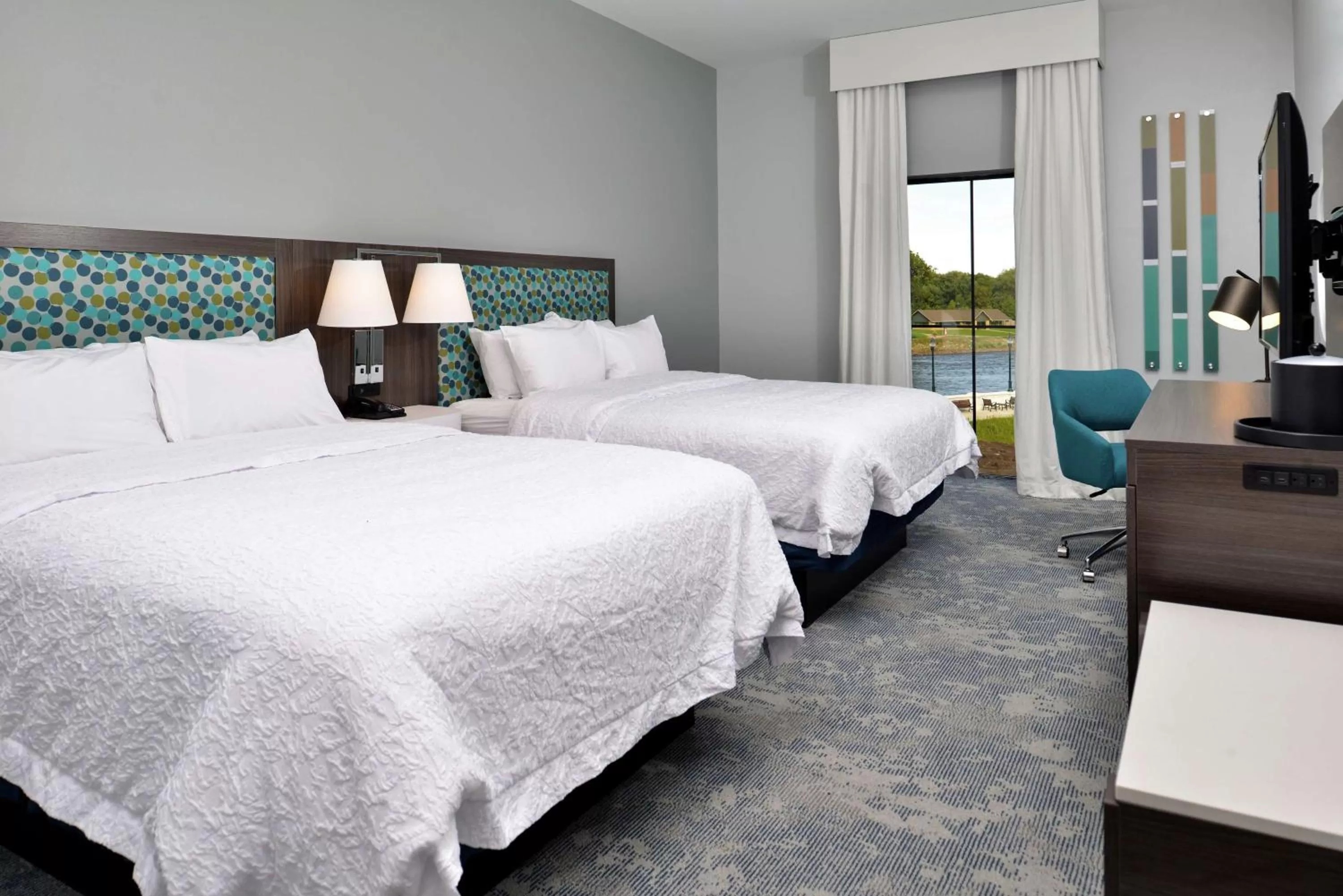 Bedroom, Bed in Hampton Inn Cedar Falls Downtown, Ia