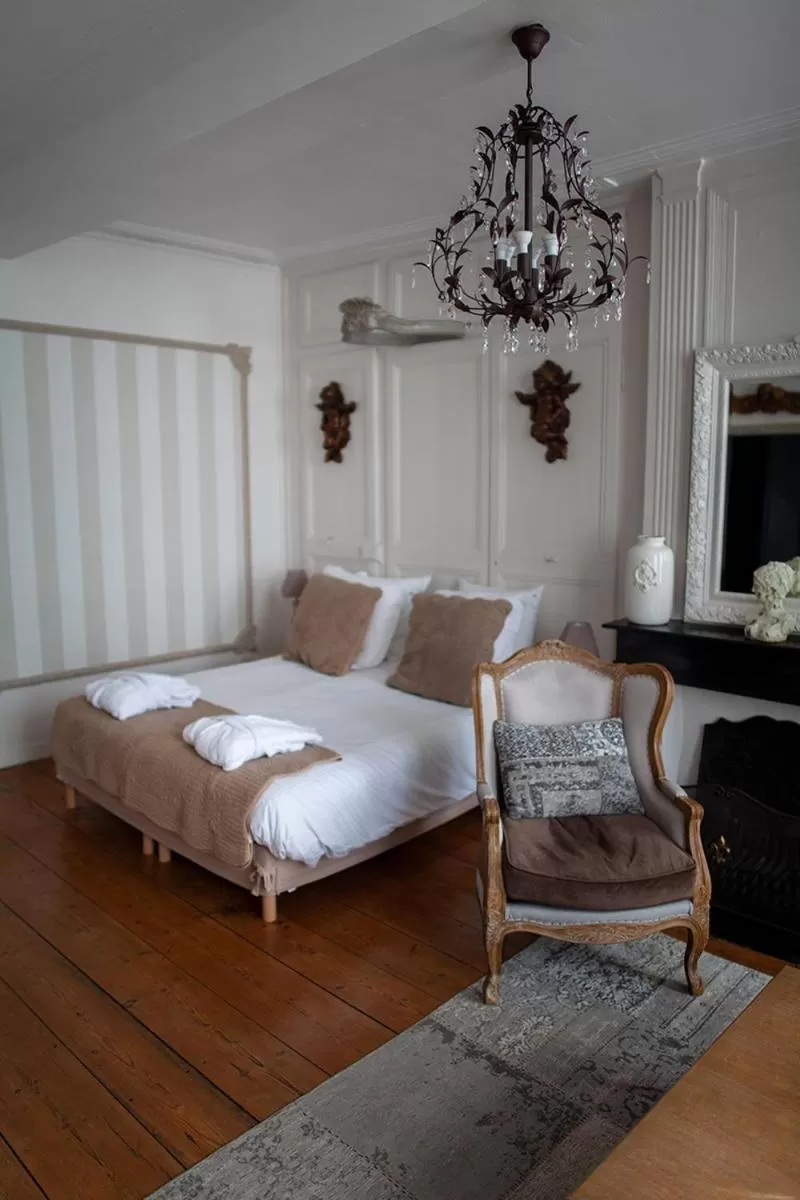 Photo of the whole room, Bed in Bienvenue Chez Nous