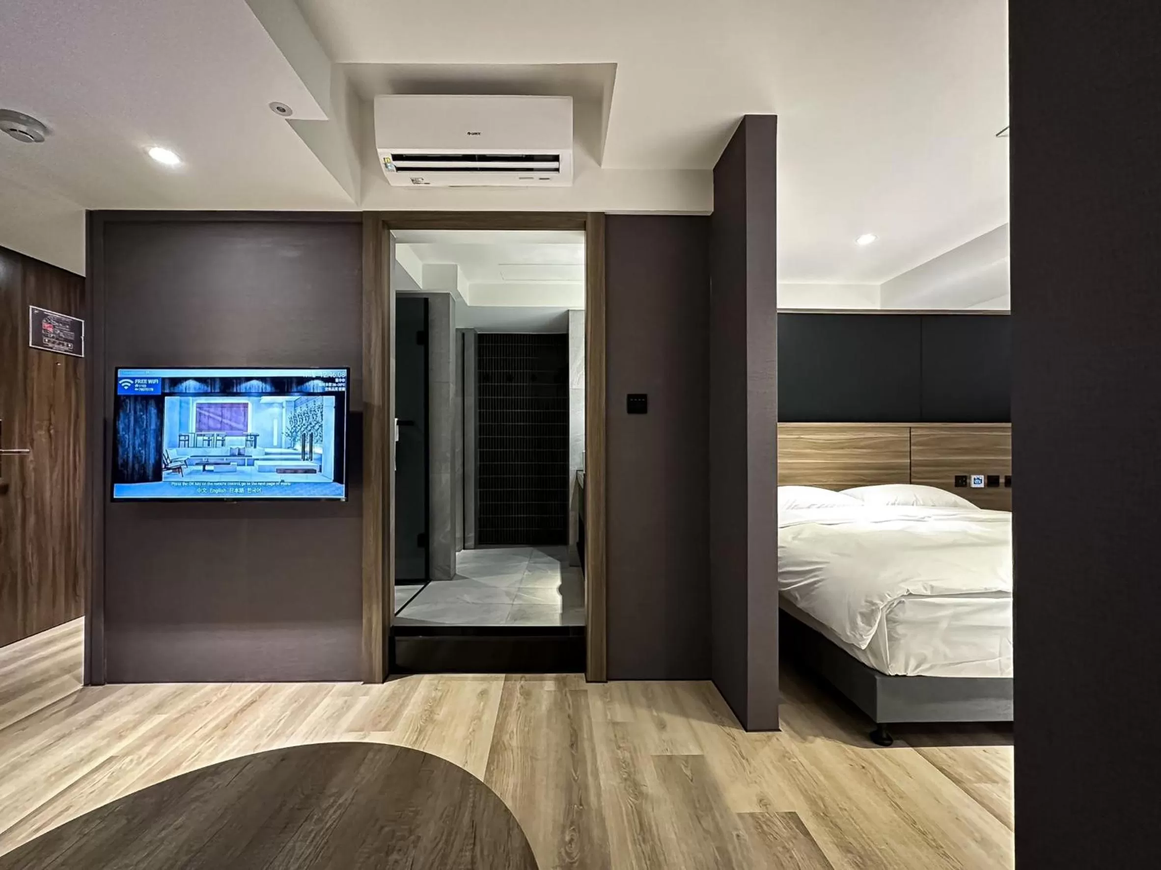 Bed in Autumn Willow Hotel